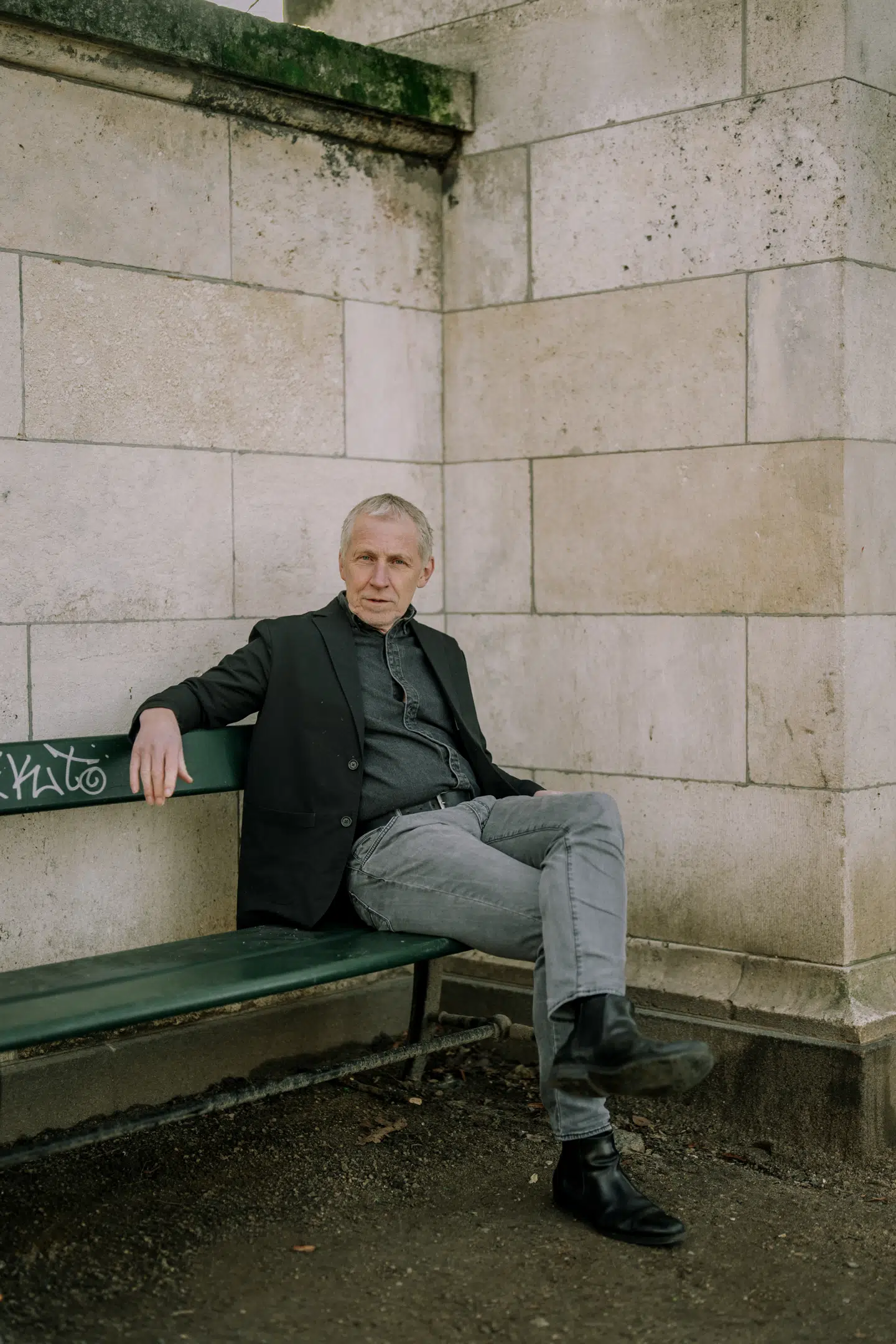 Kim Hundevadt afviser, at hans nye krimi er en dystopi. »Den er snarere en lille advarsel om, hvor vi kan lande, hvis vi ikke passer på. Og at der nogle gange bare skal en lille gnist til at antænde de her stærke følelser.«