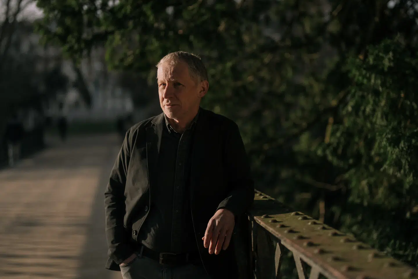 De små samfund i Danmark er over de seneste årtier blevet presset af den økonomiske udvikling, siger Kim Hundevadt, der er vokset op i den lille by Møldrup i Himmerland.