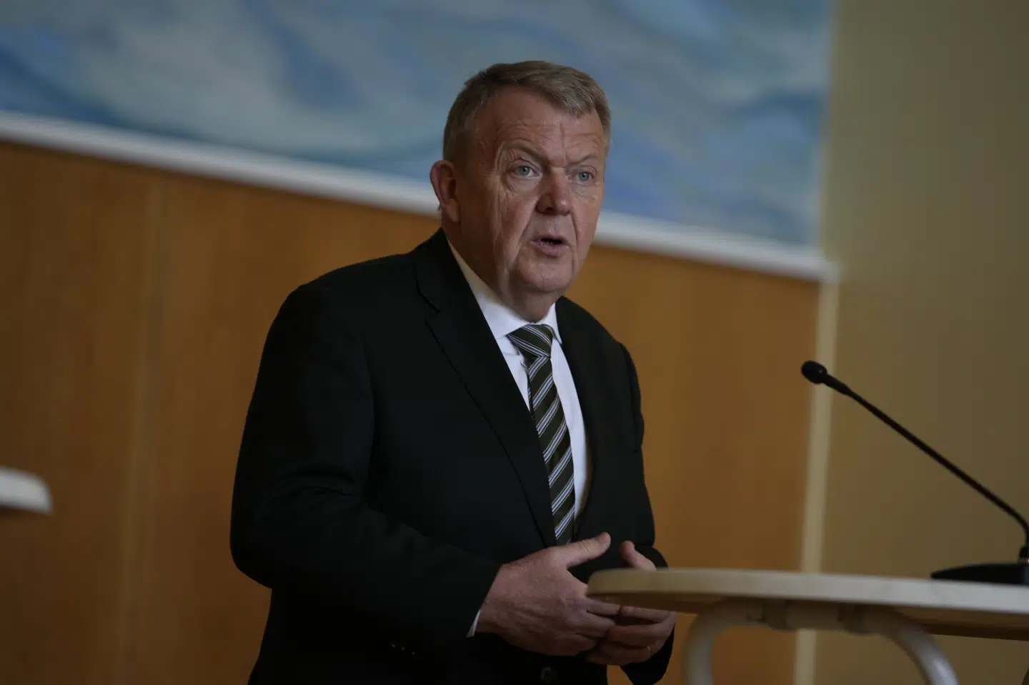 Udenrigsminister Lars Løkke Rasmussen (M) præsenterer torsdag en ny strategi for maritim sikkerhed sammen med forsvarsminister Troels Lund Poulsen (V) og erhvervsminister Morten Bødskov (S). Strategien skal sætte fokus på det ændrede trusselsbillede og den frie sejlads.