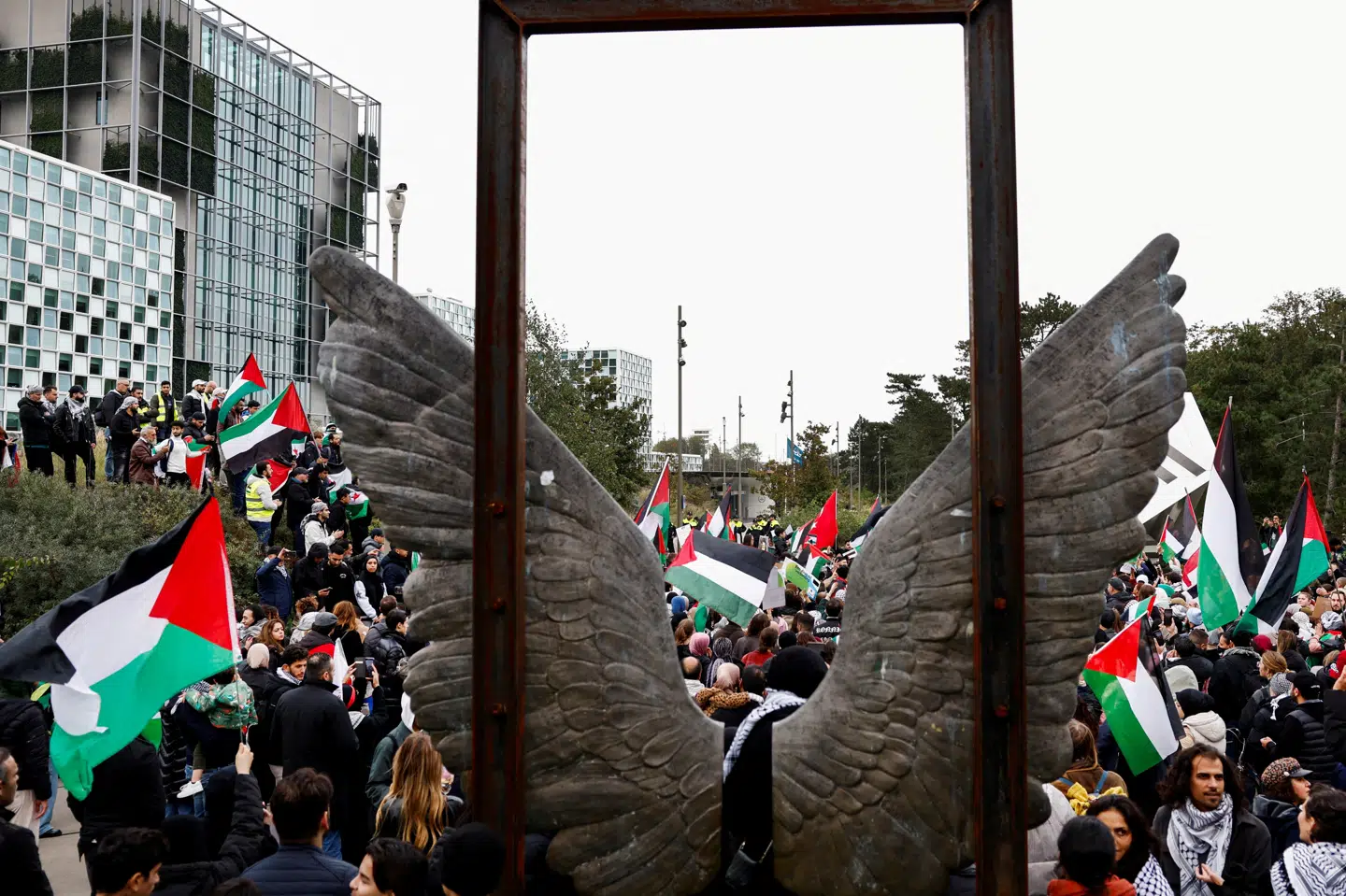 Pro-palæstinensiske demonstranter foran den Internationale Straffedomstols hovedkvarter i Haag i Holland i 2023. (Arkivfoto).