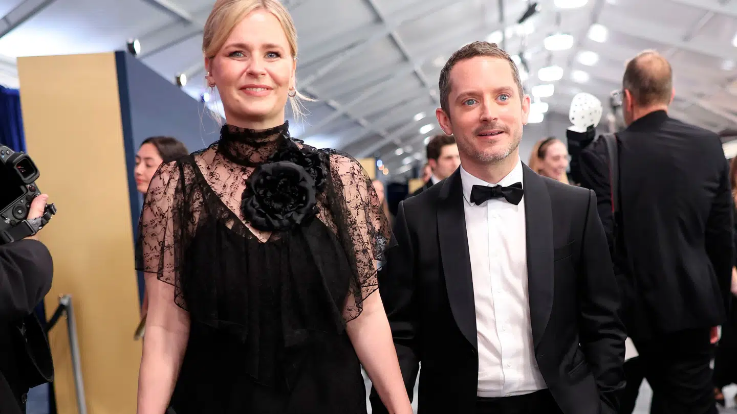 Her ses danske Mette-Marie Kongsved og Elijah Wood. De har været kærester i årevis. Nu tyder meget på, at de er blevet gift.