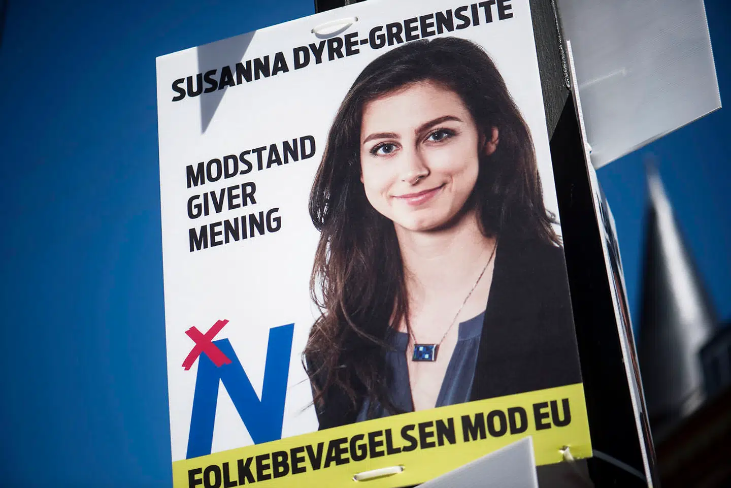 Folkebevægelsen mod EU har valgt 24-årige Susanna Dyre-Greensite som formand. Her ses hun på en valgplakat fra EP-valget 2019.