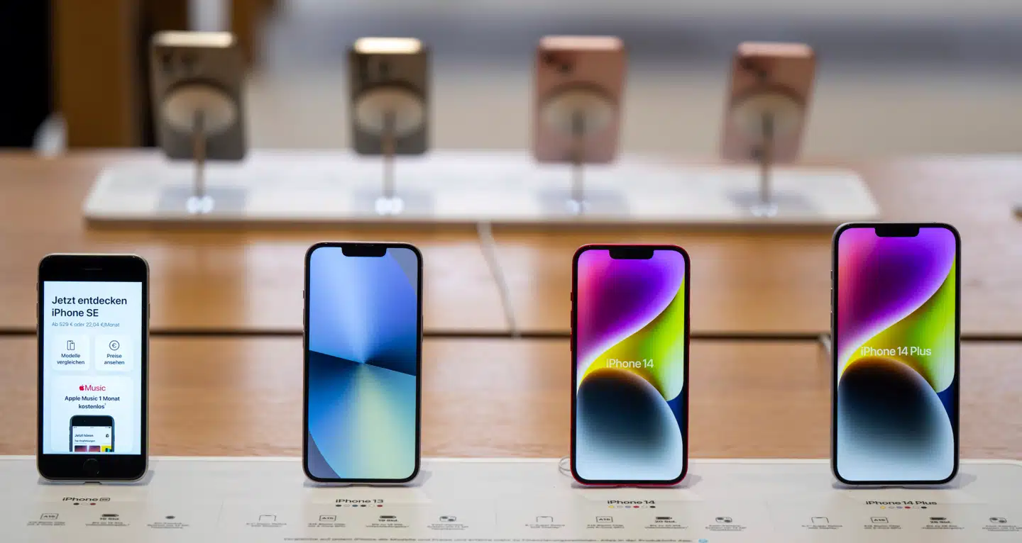 iPhone SE (til venstre) er senest blevet moderniseret i 2022. Nu kommer den i en ny udgave, som vil ligne den to år gamle iPhone 14 (de to udgaver til højre).