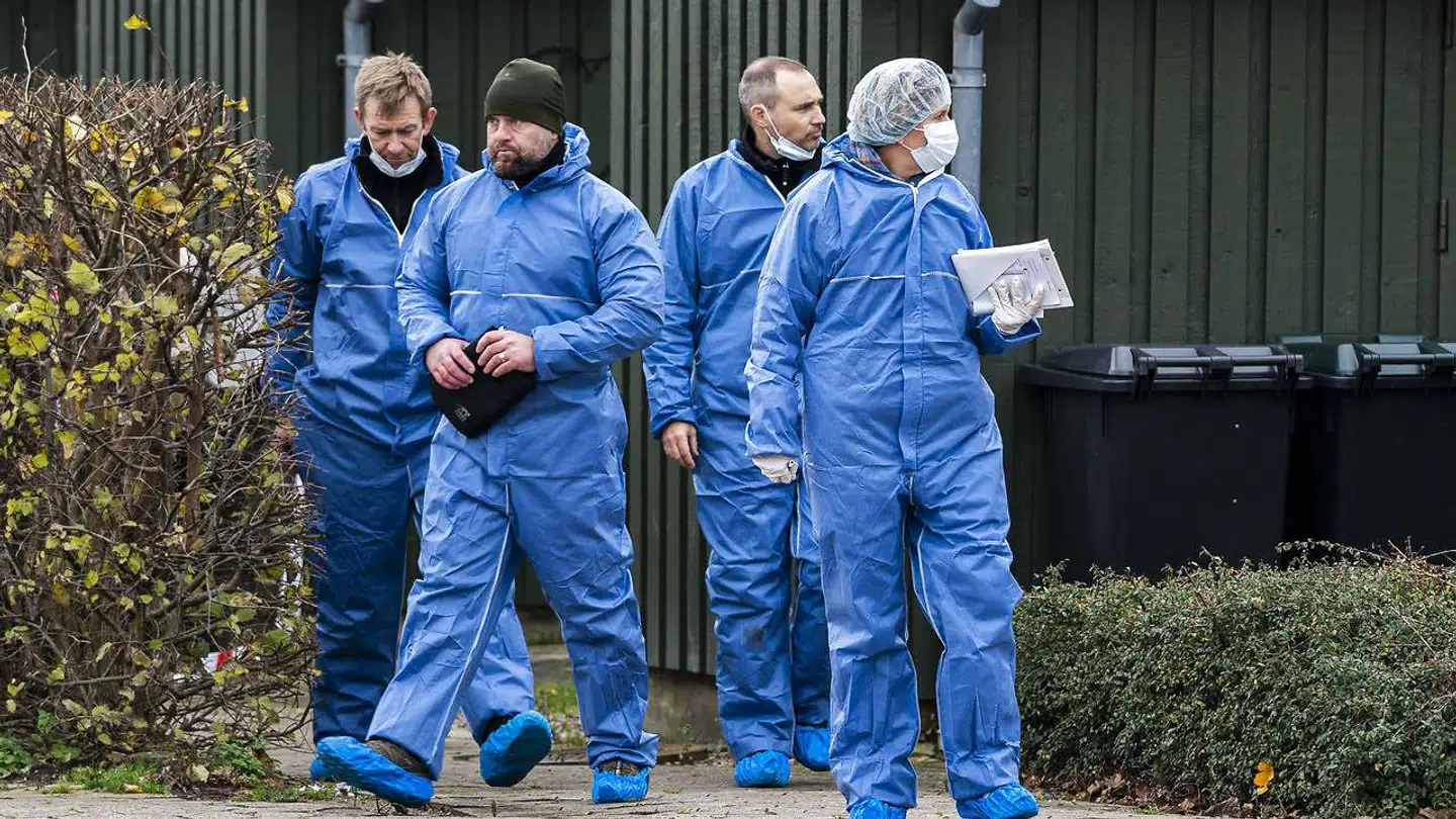 Politiets teknikere ved gerningsstedet i Kundby, hvor en 35-årig kvinde blev fundet dræbt i november sidste år – kort tid efter at en anden kvinde blev stukket ihjel af samme gerningsmand i Ruds Vedby.
