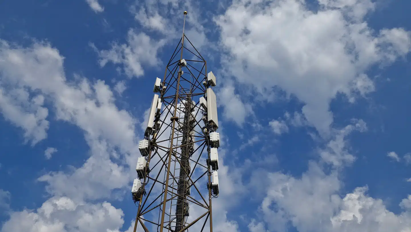 Et nedbrud har fredag formiddag plaget det ene af landets tre mobilnet.