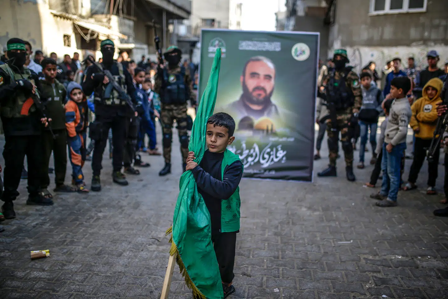 Palæstinensisk dreng bærer Hamas flag i Deir al-Balah, Gaza.