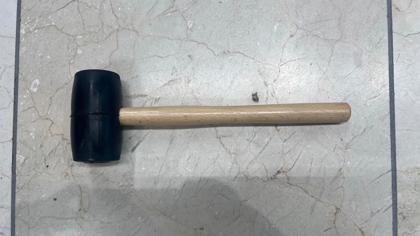 Det er sådan en type gummihammer som denne, der blev brugt i overfaldet. Det er det dog ikke den konkrete hammer på billedet, der var gerningsvåbnet.