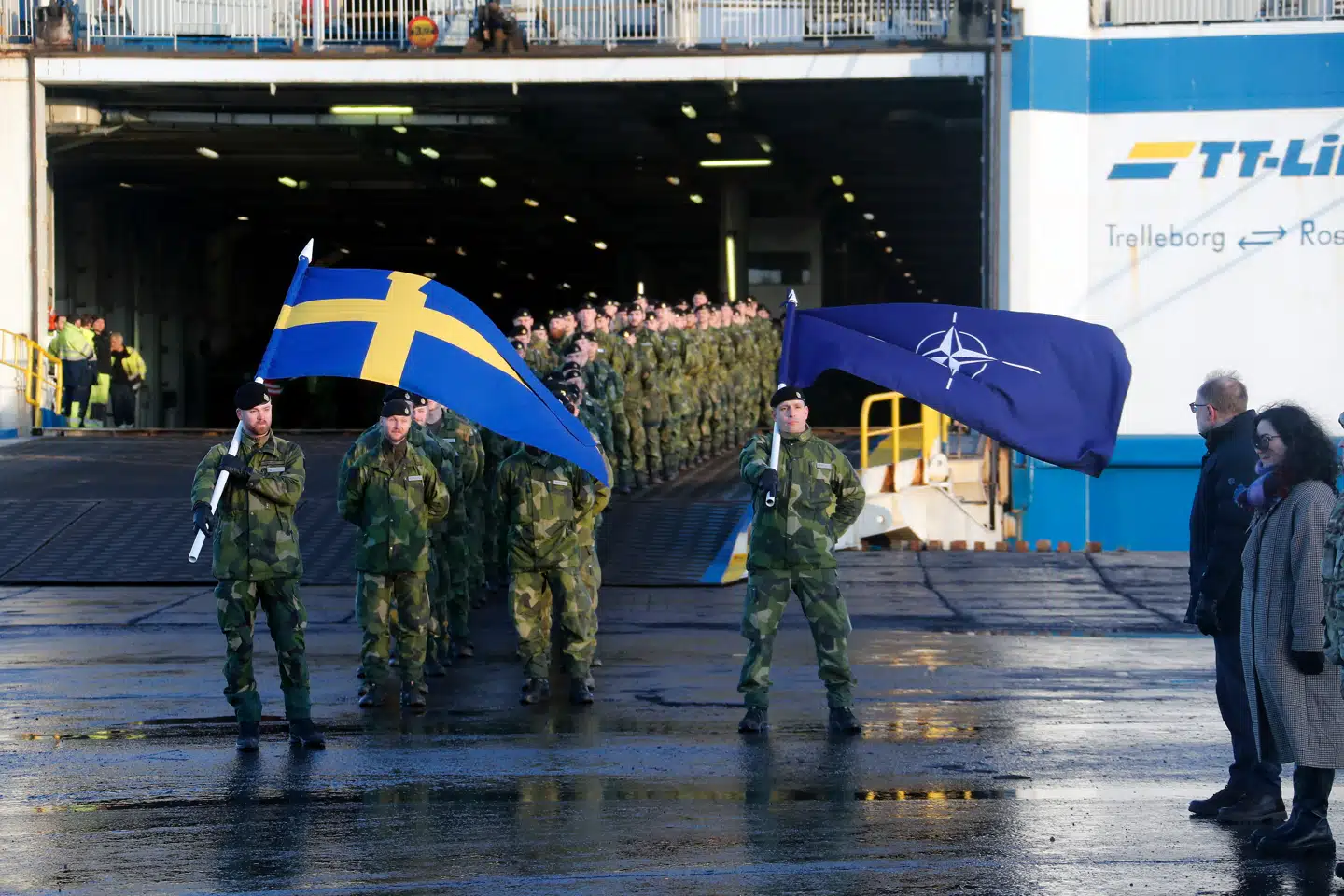 Sverige har for første gang siden landets medlemskab af NATO sendt soldater til Letland under alliancens kommando.