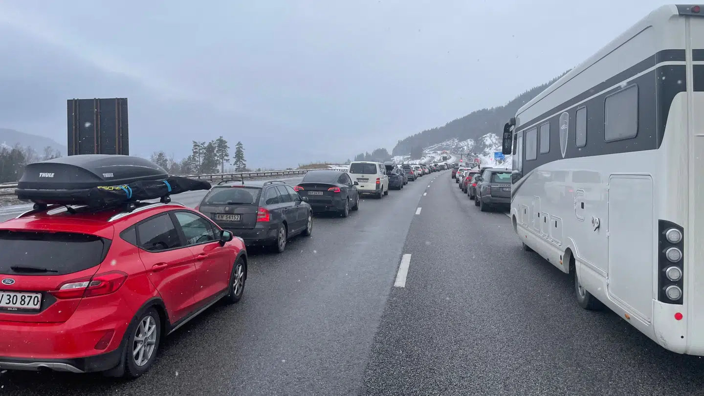 Biler, så langt øjet rækker. Sådan er situationen lige nu på den norske motorvej E6 lidt nord for Oslo.