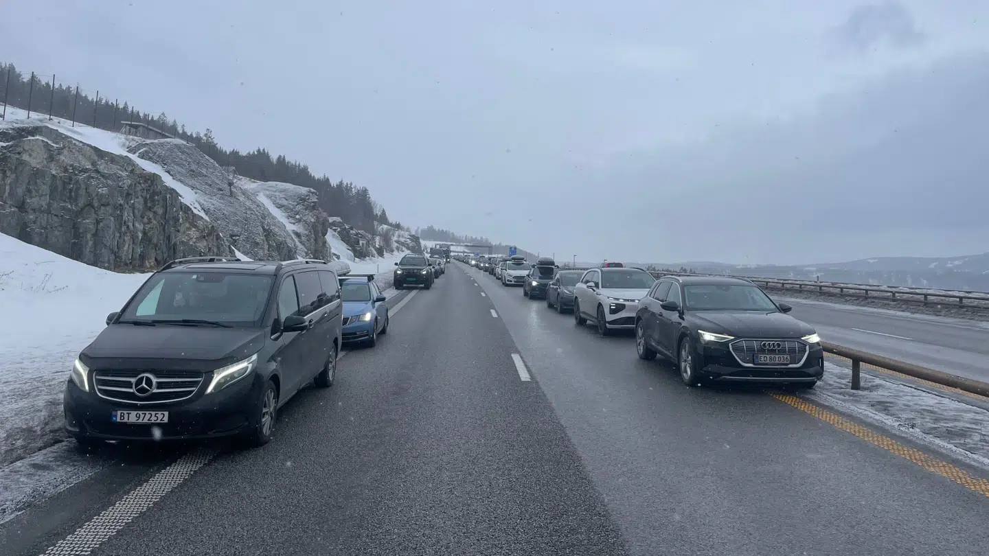 Biler i kø så langt øjet rækker.