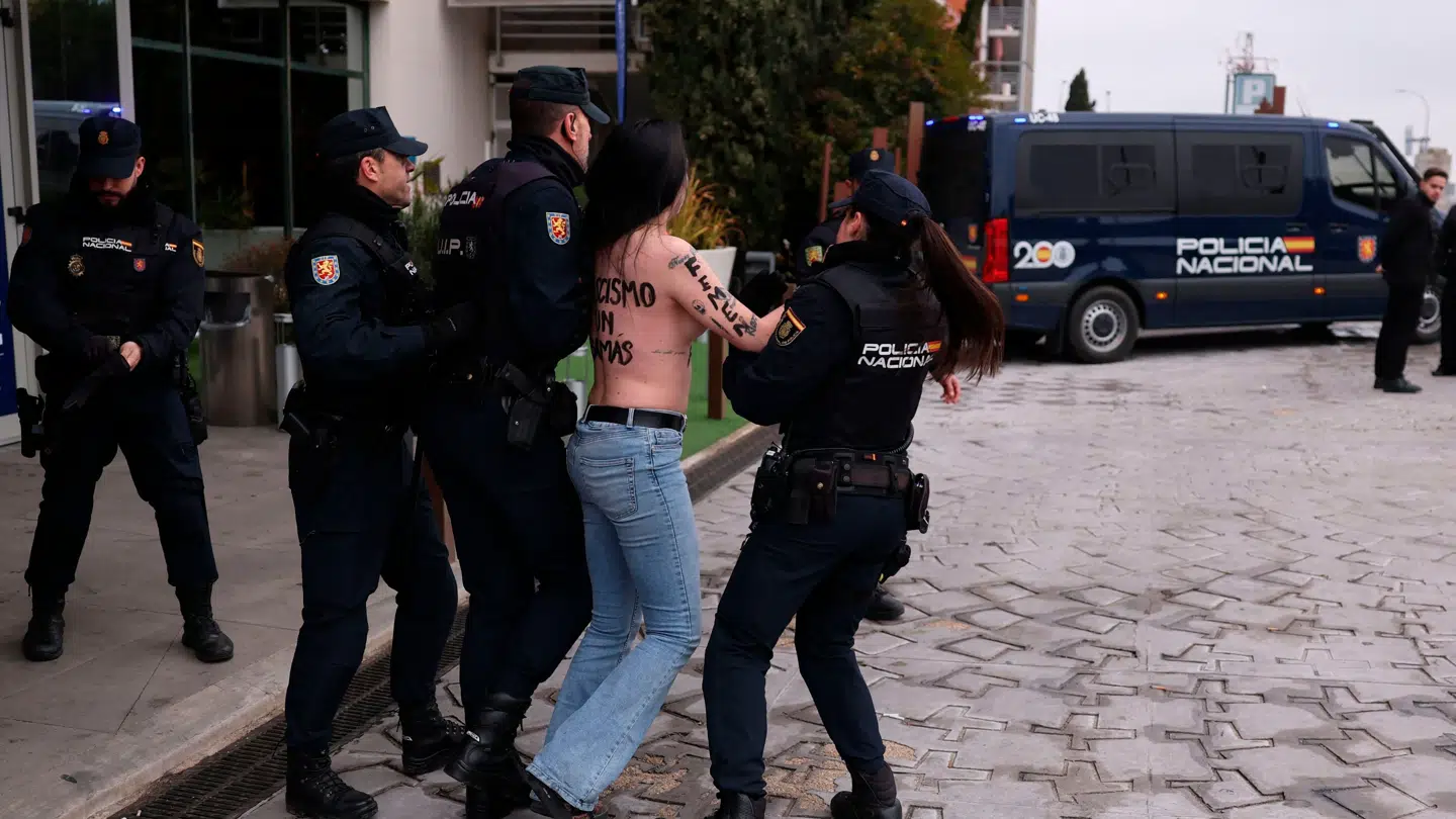 En aktivist bliver ført væk af politiet.