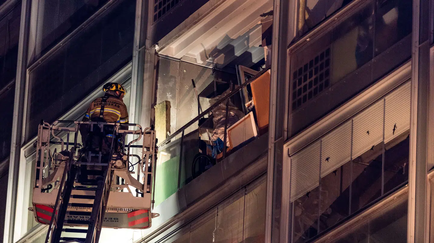 Natten til søndag var der en brand og en form for eksplosion i en lejlighed på Hans Knudsens Plads i København.