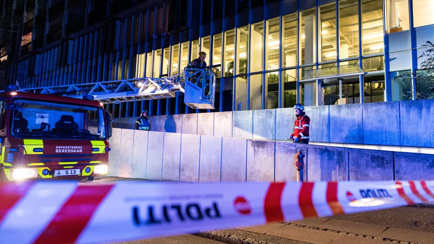 Natten til søndag var der en brand og eksplosion i en lejlighed på Hans Knudsens Plads natten.