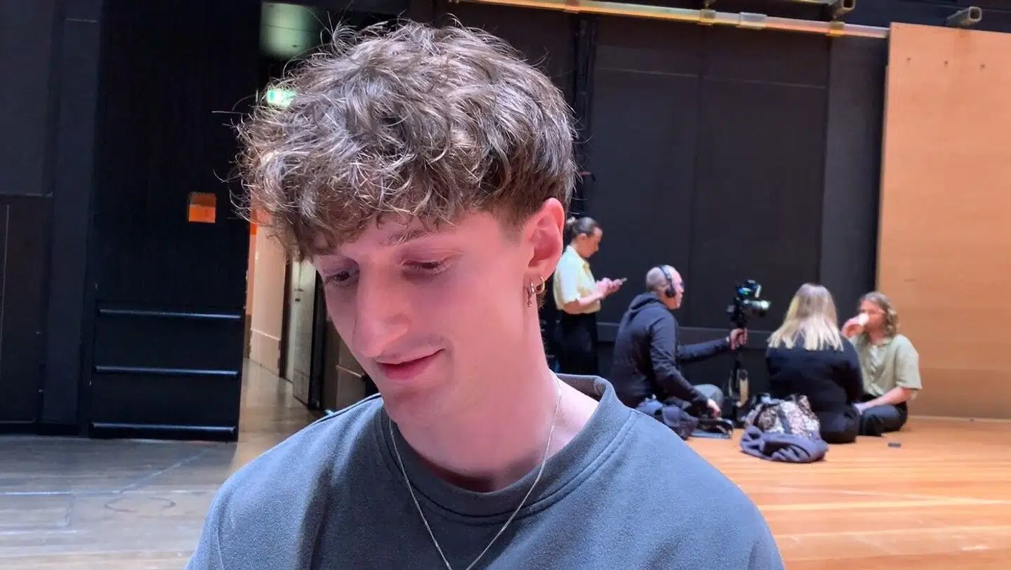 Andreas Kruse læser op af en sms fra Thomas Blachman.