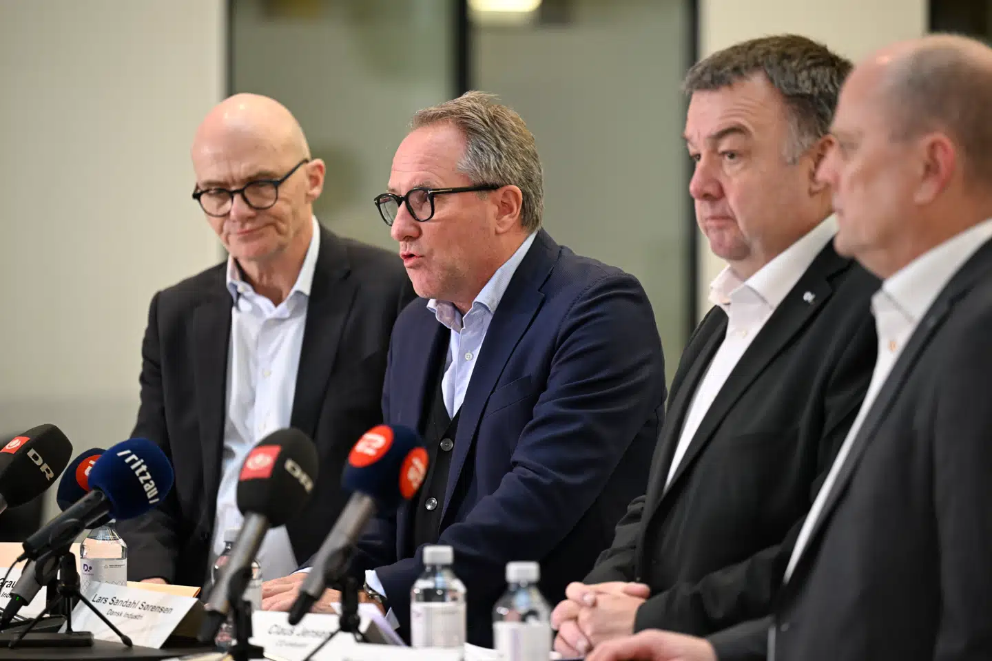 Fra venstre: Dansk Industris viceadministrerende direktør, Kim Graugaard, Lars Sandahl administrerende direktør i Dansk Industri, Claus Jensen (formand for Dansk Metal), og CO-industris næstformand, Mads Andersen (formand for 3F Industri). CO-industri og Dansk Industri præsenterer indholdet af de nye overenskomster på et pressemøde i Industriens Hus på Rådhuspladsen søndag den 9. februar 2025.