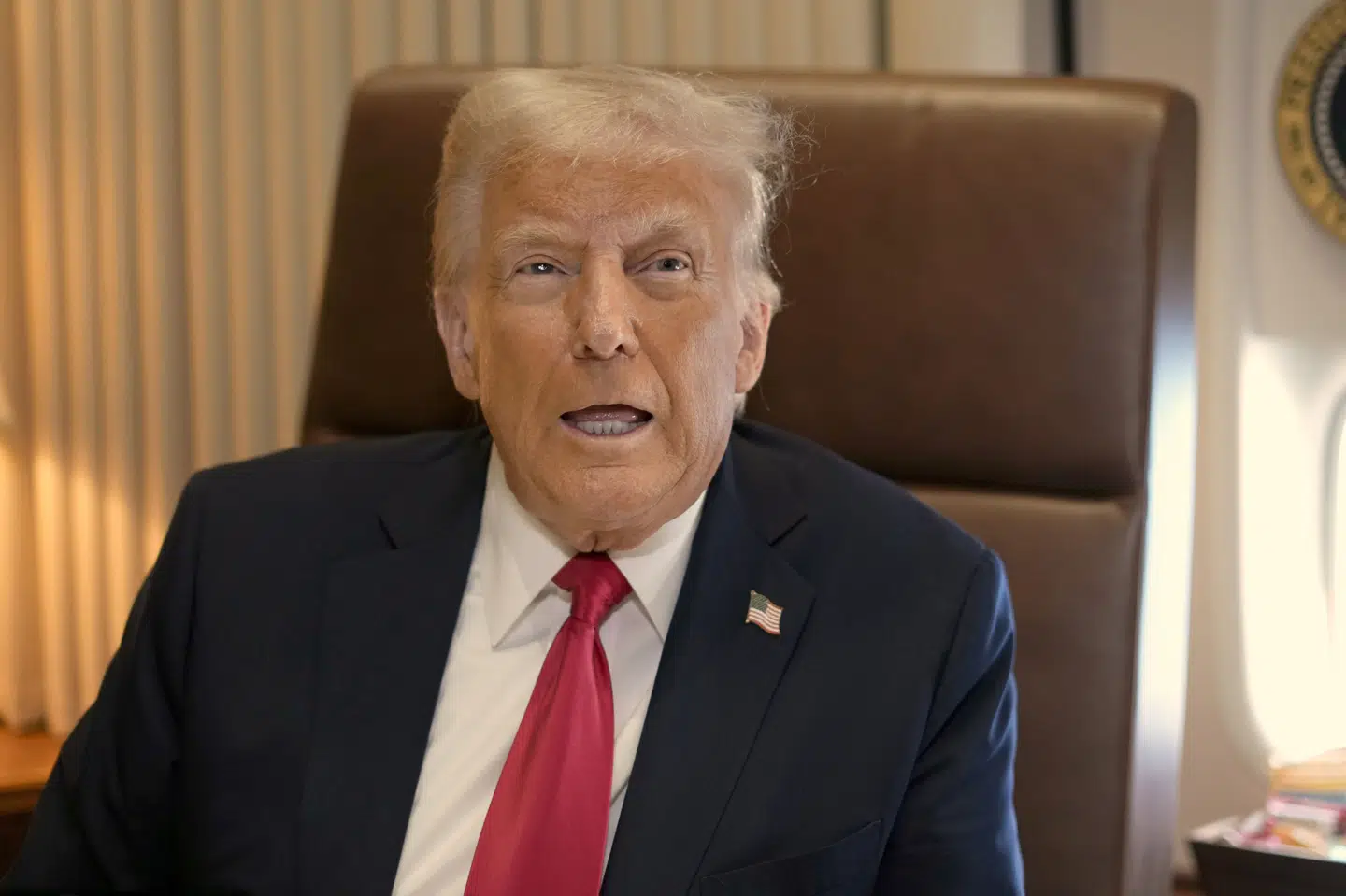 Donald Trump, USA's præsident, om bord på flyet Air Force One på vej til New Orleans, hvor Trump natten til mandag dansk tid skal overvære årets Super Bowl.