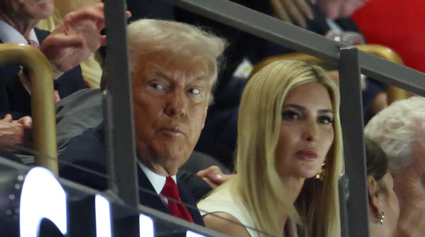 Donald Trump - med datter Ivanka ved sin side - skal næppe regne med at få besøg af vinderholdet i det Hvide Hus.