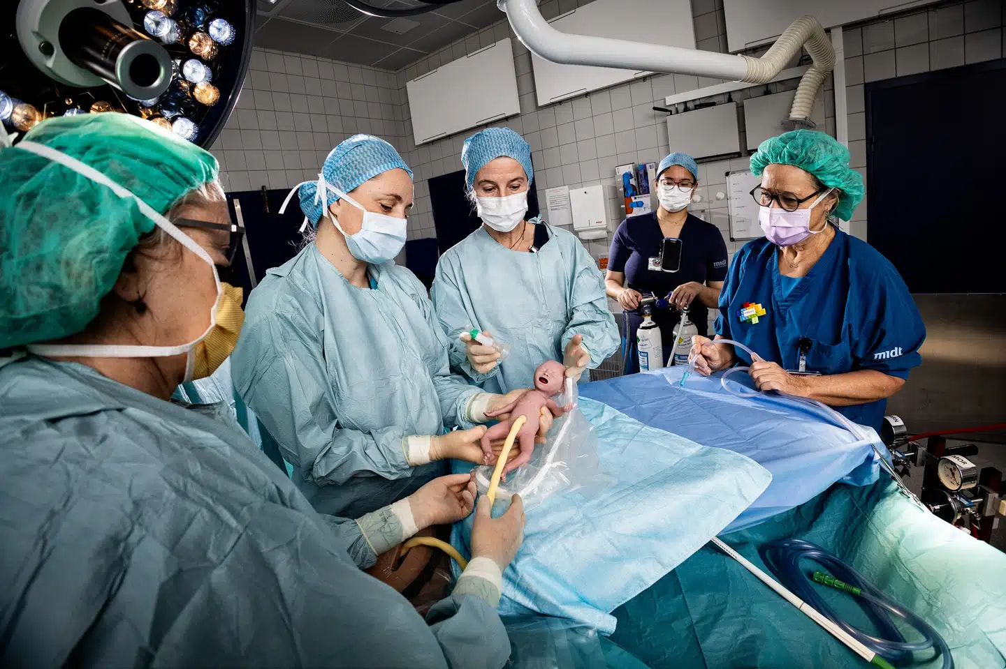 De tidligst fødte ved kejsersnit får nu lov af hænge i navlestrengen lidt længere i det første livsvigtige minut. Det kan betyde færre dødsfald og skader på det sårbare barn. Billedet er fra træning på afdelingen.