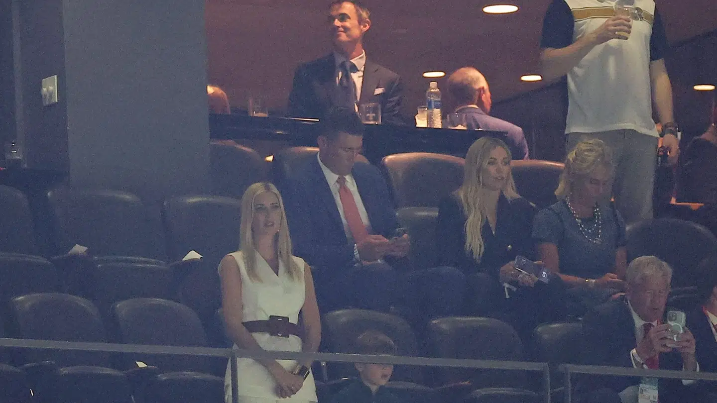 Trump-datteren Ivanka blev på stadion, da faderen gik.