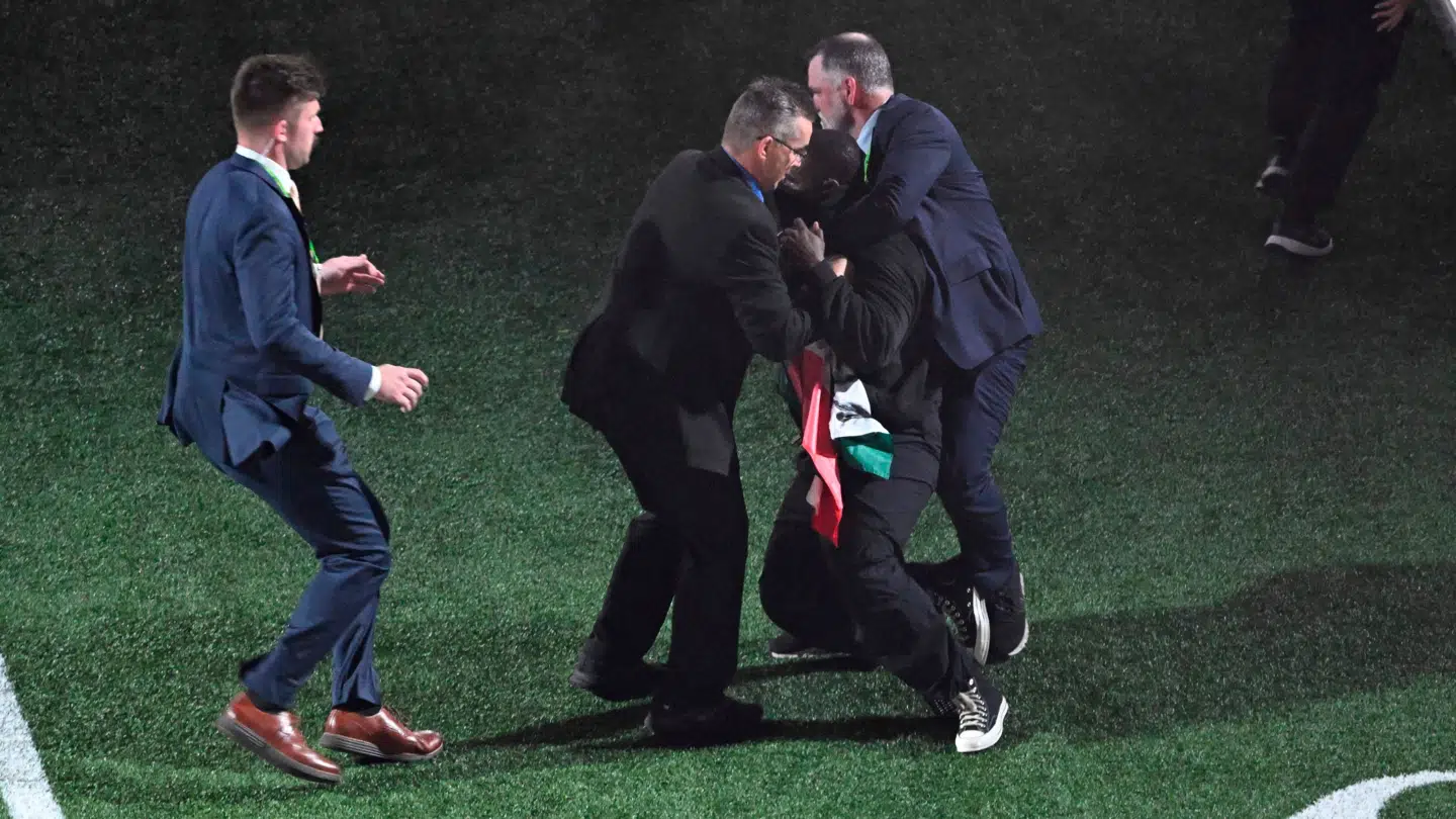 Efter at have løbet rundt på banen i New Orleans i 20 sekunders tid, blev manden stoppet.