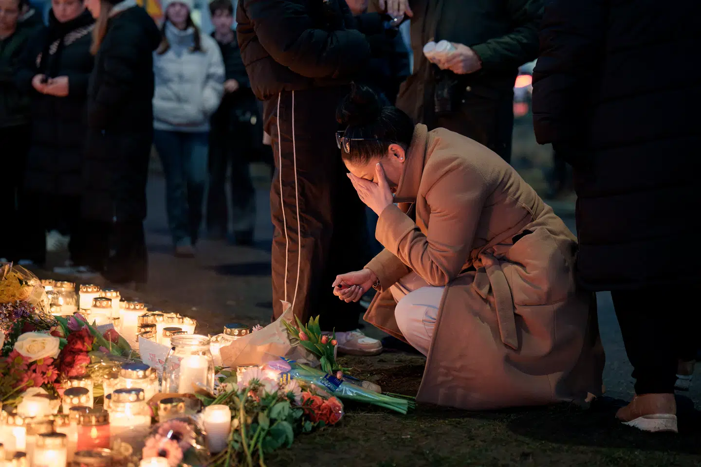 Sørgende samledes denne uge ved et mindested ved skole efter skyderi.
