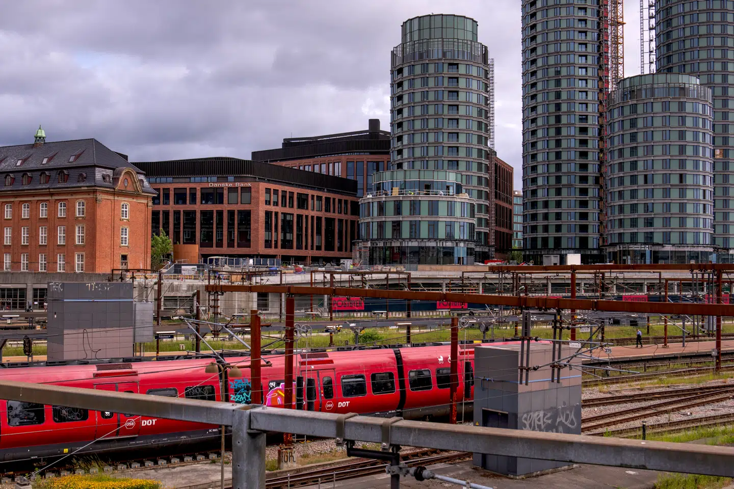 DSB og Banedanmark vil undersøge muligheden for en gangbro mellem Postbyen og perronerne på Københavns Hovedbanegård.