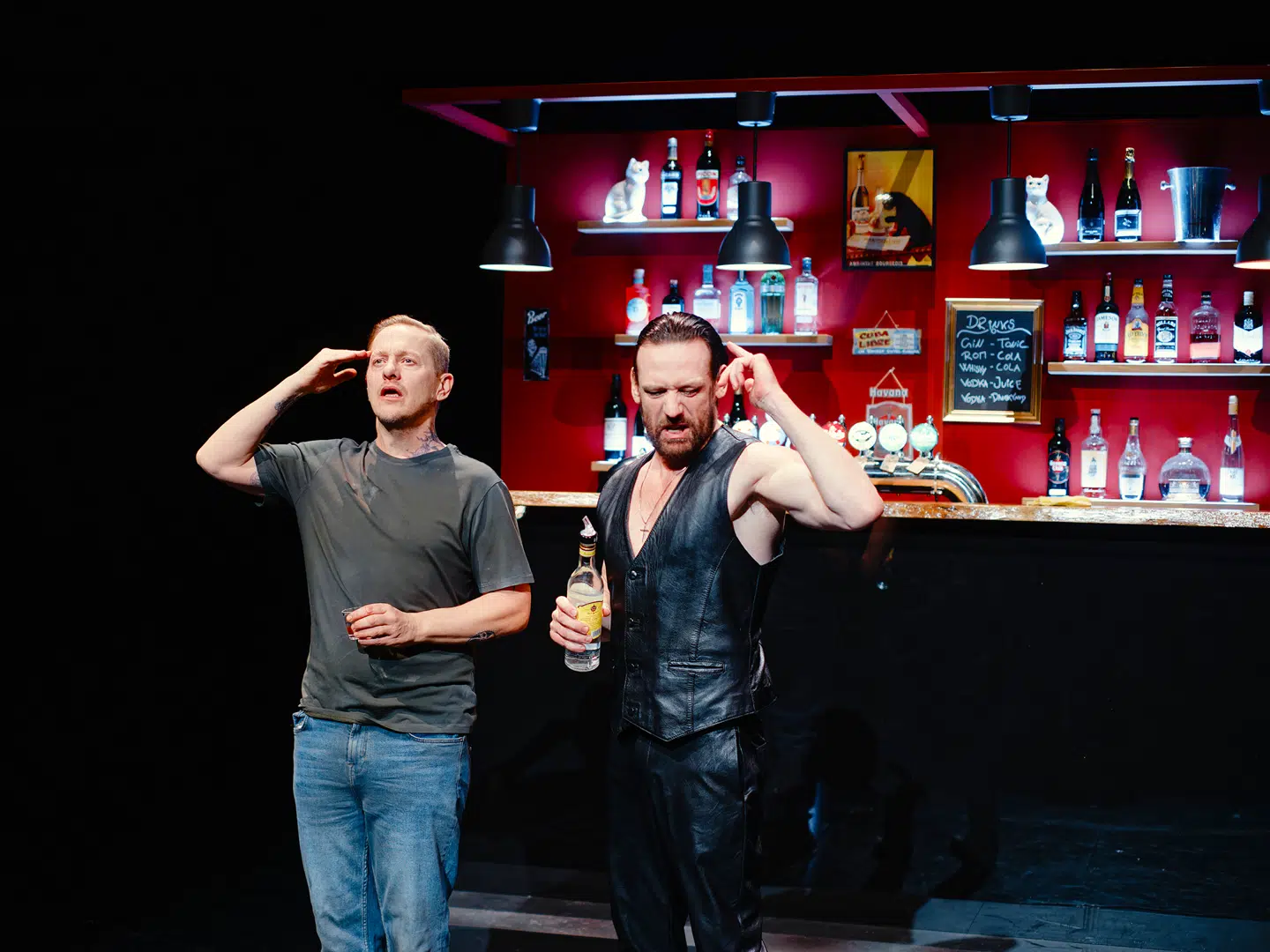 Thure Lindhardt som Jeppe og Olaf Højgaard som bartenderen Jacob hjælper hinanden på bedste beskub.