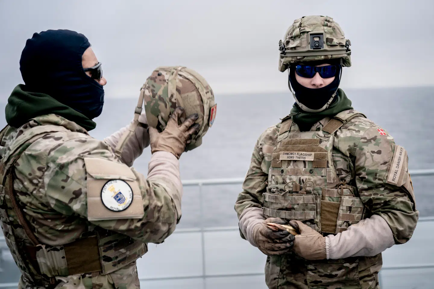 Danske styrker ombord på inspektionsskibet »Thetis«, der er ét af fire, større skibe, Søværnet råder over til indsats ved Grønland. Skibene, der er nedslidte, skal afløses af tre nybyggede skibe, men hvor og hvordan skibene skal bygges, er uvist. Kun ét værft i Danmark kan klare opgaven, men »må« næppe få opgaven.