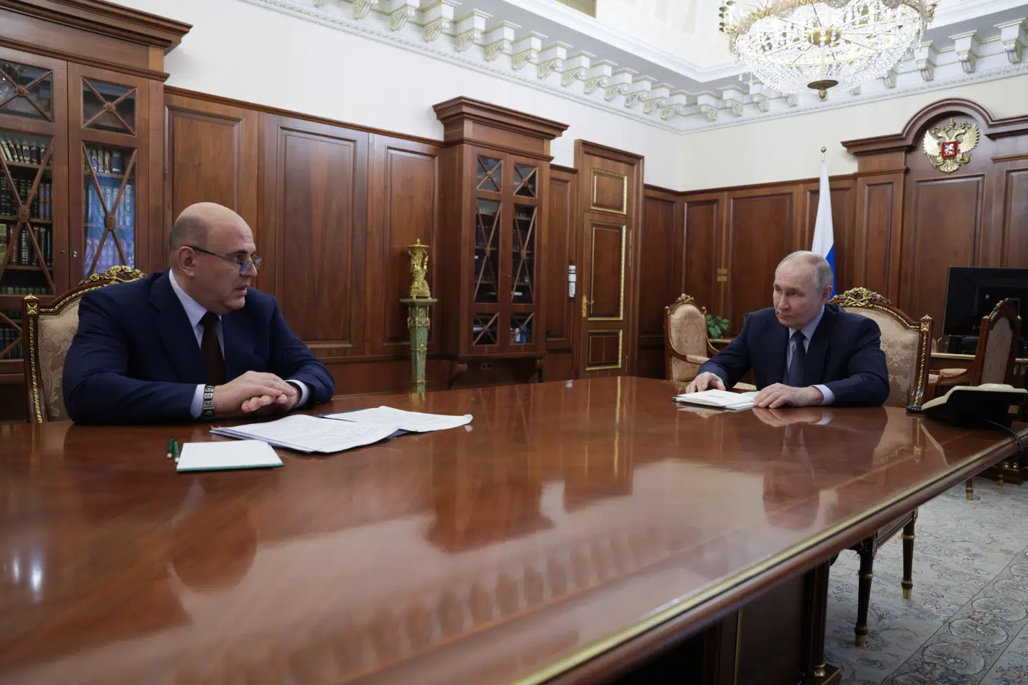 Mikhail Misjustin (til venstre) har været Ruslands premierminister siden 2020.
