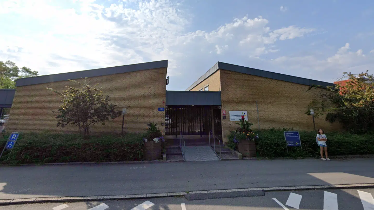 Det var her på Frydenhøjskolen, at tre teenagere med elefanthuer skabte utryghed.