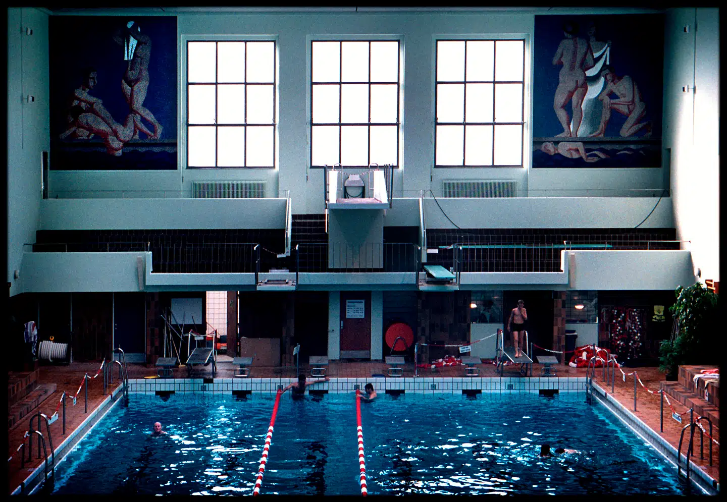 Ifølge formand for Dansk Regnbueråd Jesper W. Rasmussen har en ansat i Frederiksberg Svømmehal forklaret, at transkønnede mænd gerne må klæde om i dameomklædningen.