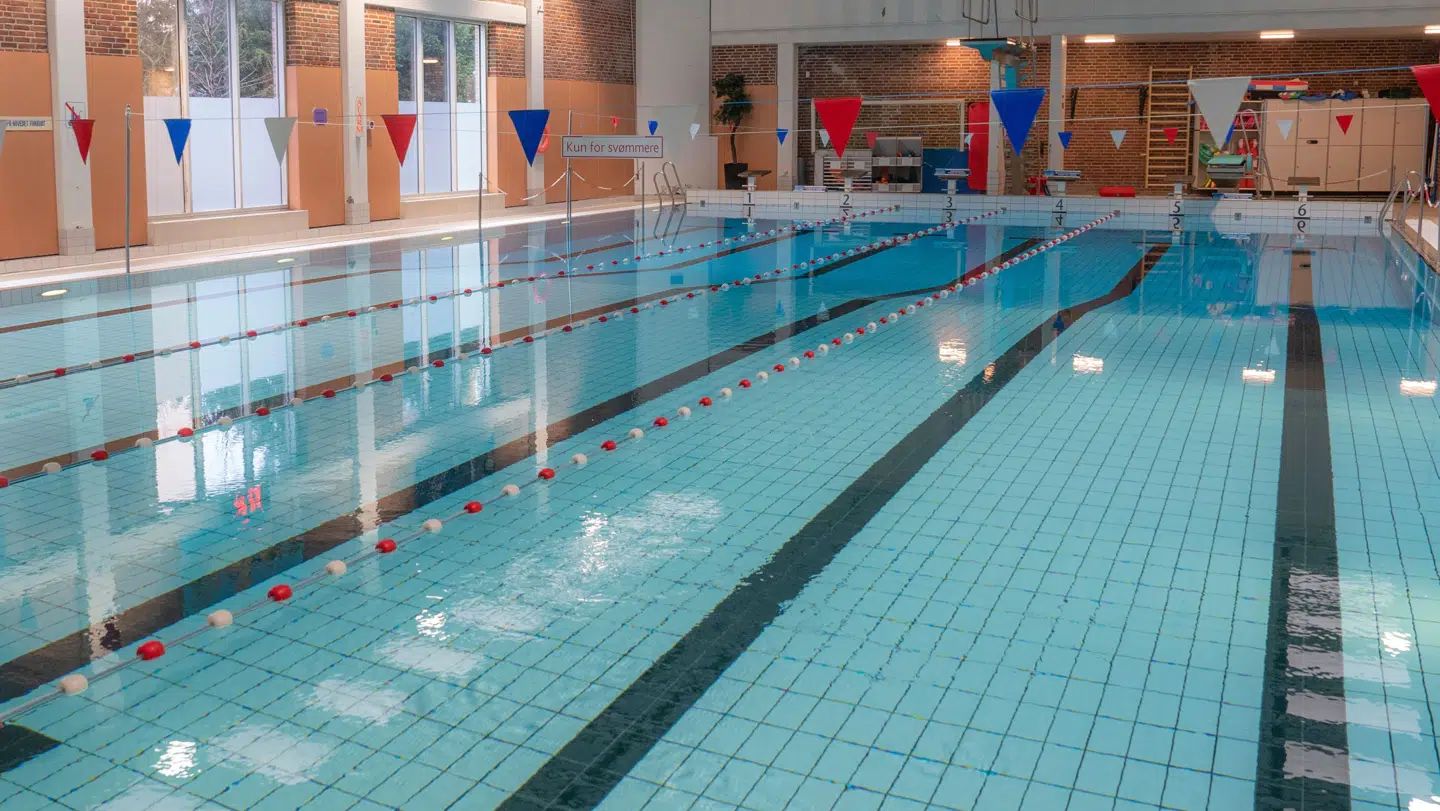 På Frederiksberg Svømmehals hjemmeside står der, at børn fra 8 år og ældre skal klæde om i eget køns omklædningsrum. Alligevel har et par ansatte i svømmehallen, til stor opstandelse, oplyst, at transkønnede selv må bestemme, hvilket køn de vil klæde om med.