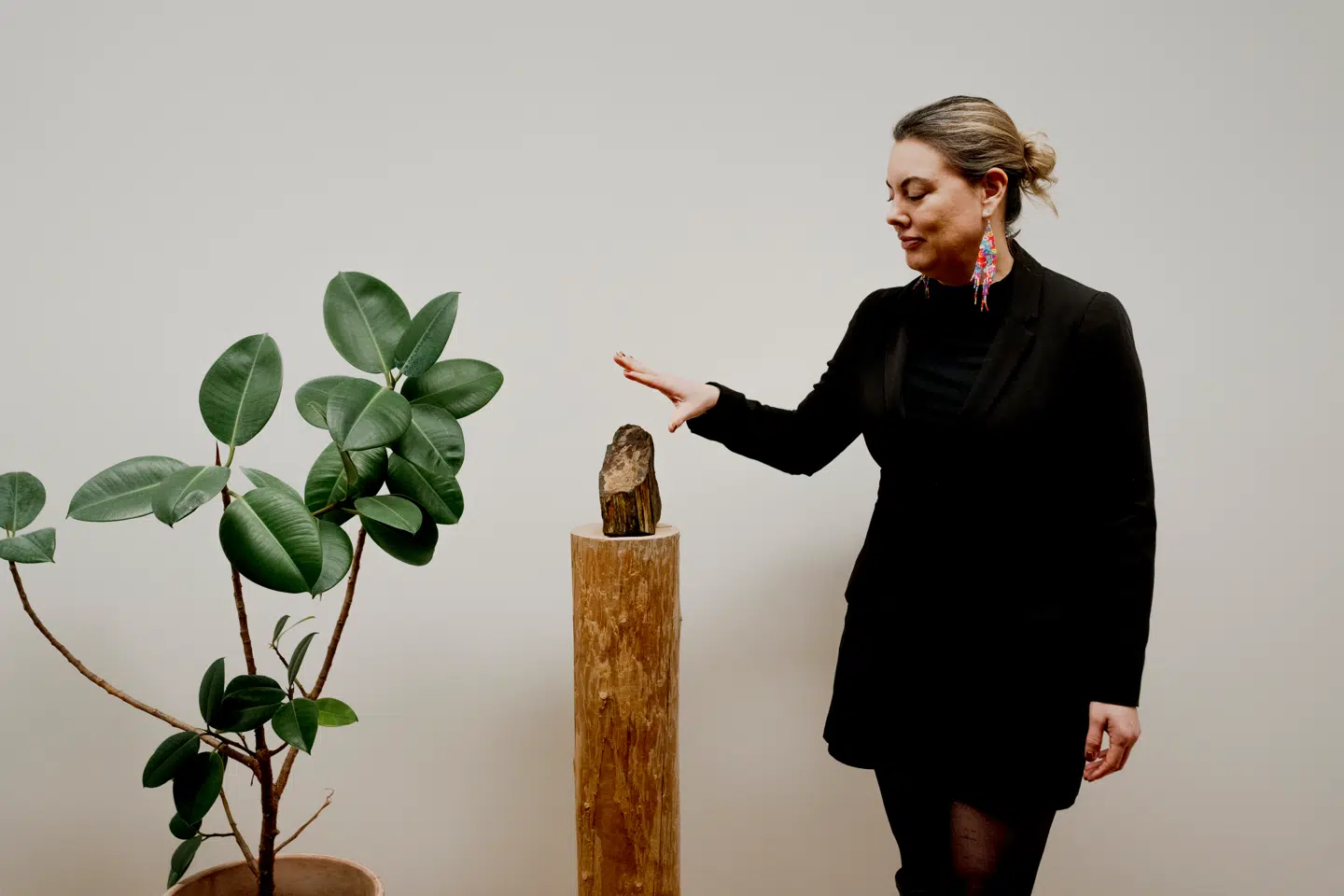 Naaja Nathanielsen var indtil valgudskrivelsen minister for erhverv, handel, råstoffer, justitsområdet og ligestilling i Grønland. Hun genopstiller til valget for IA.