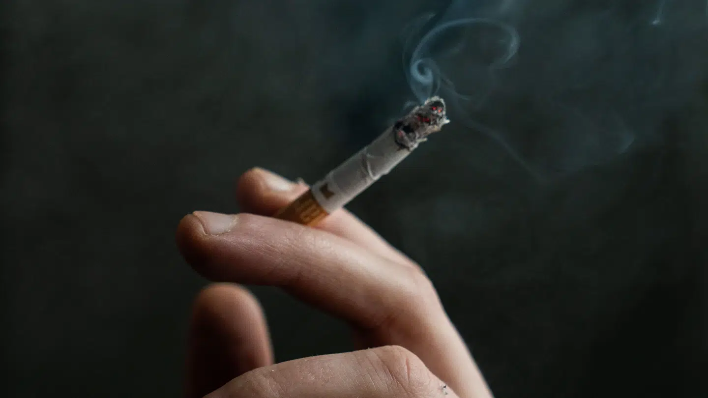 Med en tændt cigaret i halsen på gerningsmanden lykkedes det ifølge tiltalen en kvinde i Aarhus at stoppe den voldtægt, som var i gang mod hende.