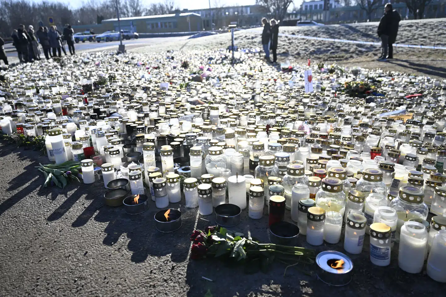 Der er blevet sat lys foran Risbergska-skolen i Örebro for at mindes ofrene for skyderiet tirsdag sidste uge.