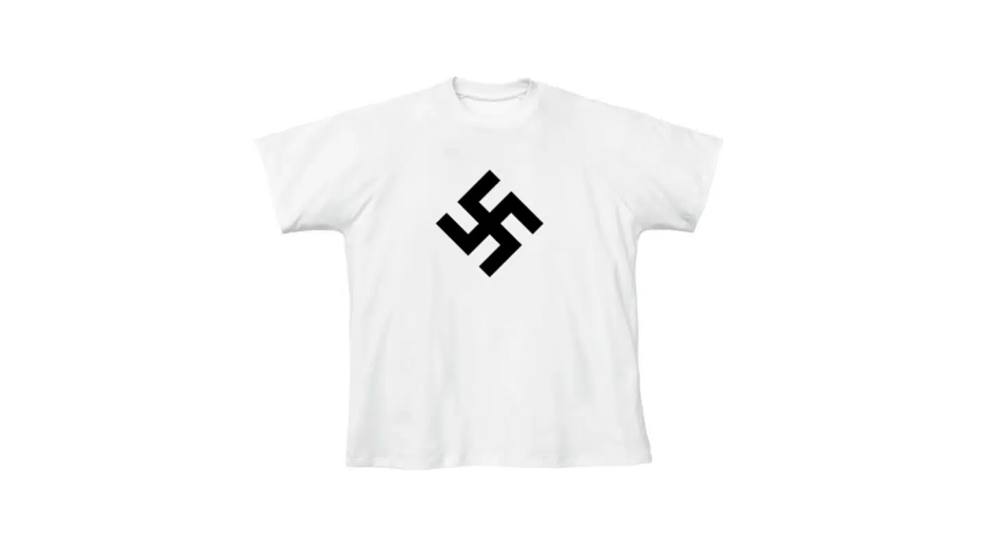 I skrivende stund er T-shirten med hagekors det eneste, man kan købe på Kanye Wests webshop 'yeezy.com'.