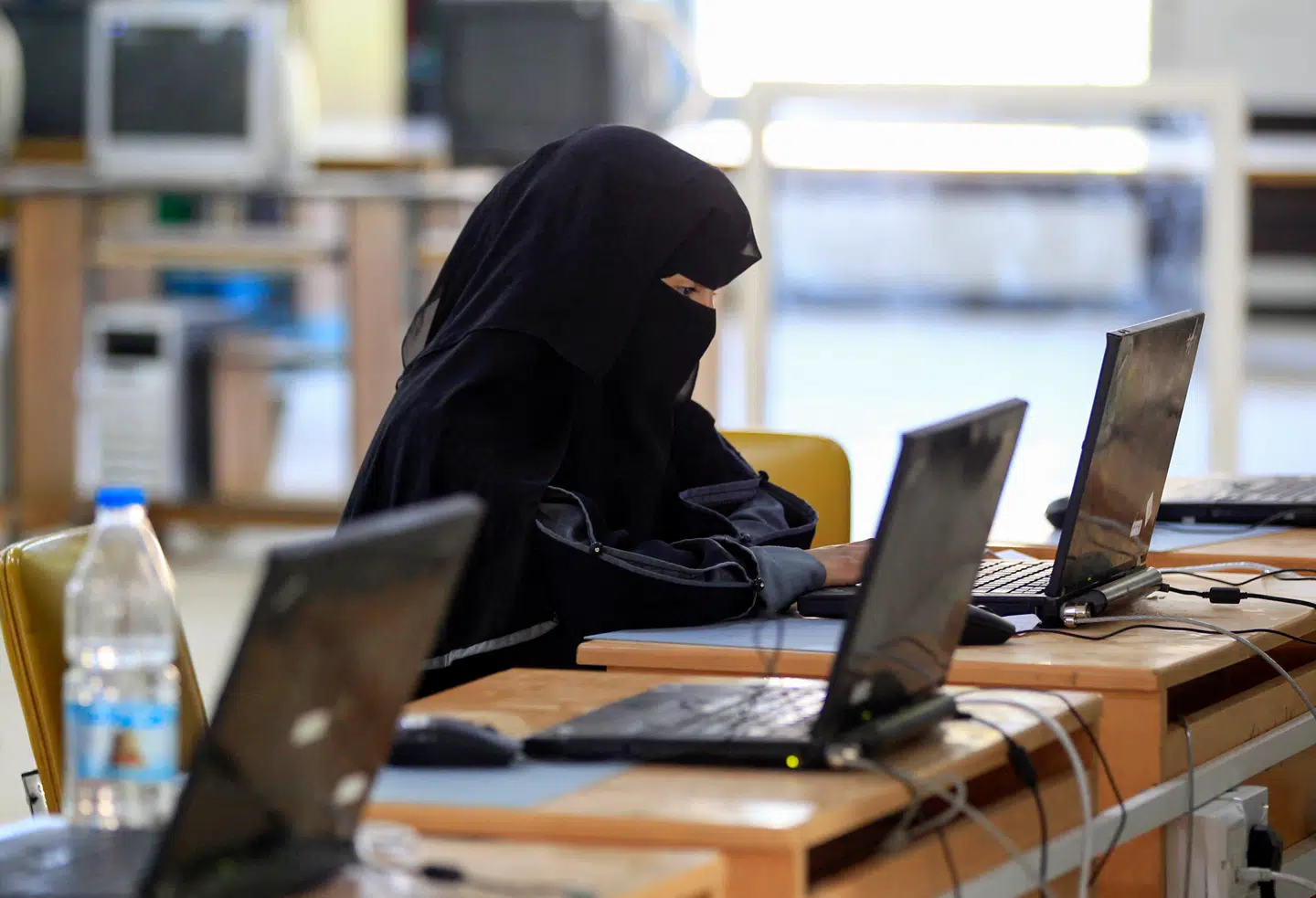 En kvindelig studerende går til eksamen iført niqab på universitet i Yemen. Efter at gymnasieelever i en lille italiensk by er begyndt at bruge det islamiske slør, der dækker hele ansigtet, kræver politikere fra både højre og venstre et indgreb.