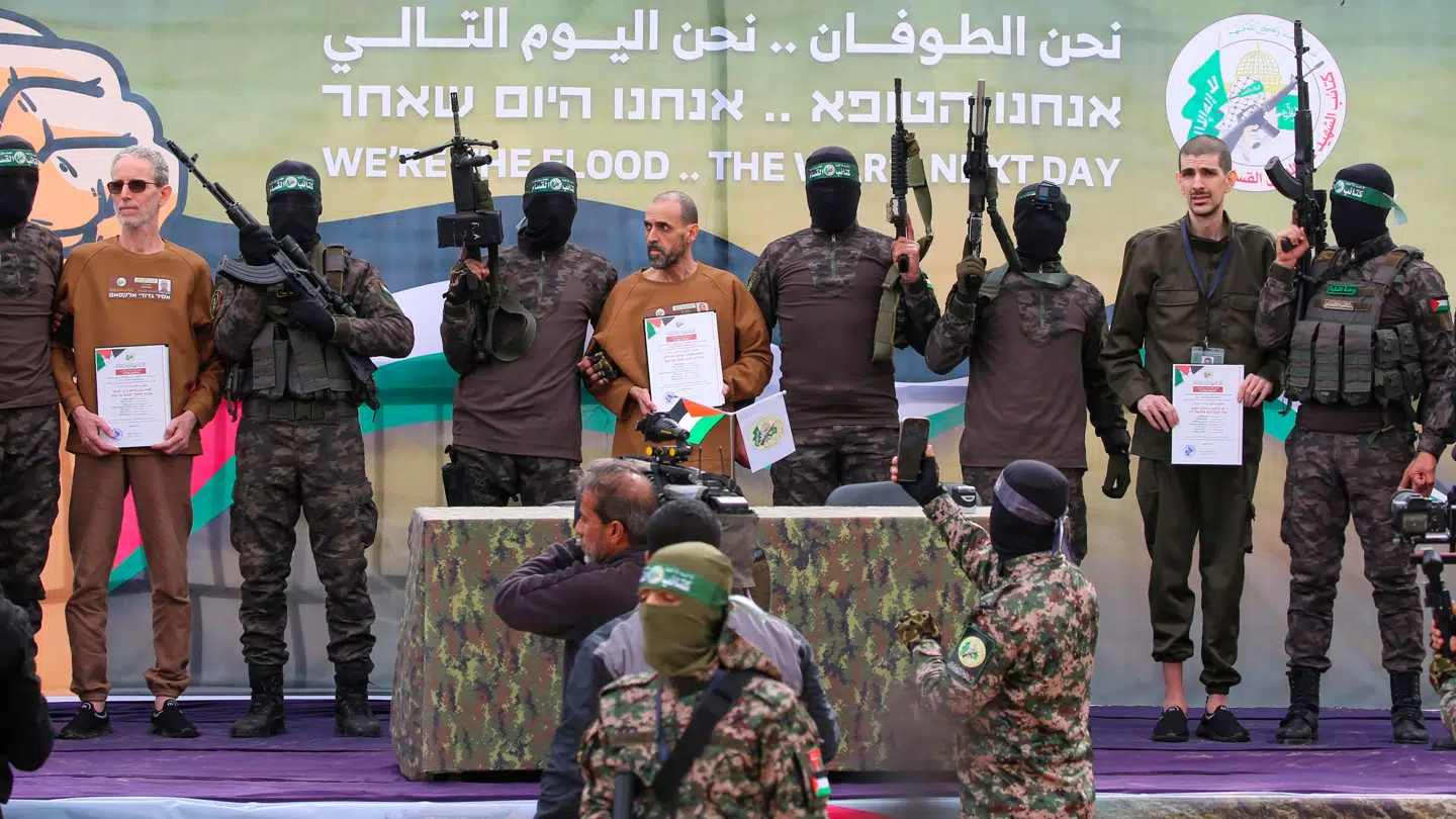 Disse tre israelske gidsler blev lørdag løsladt. Nu udskyder Hamas løsladelsen af de næste.