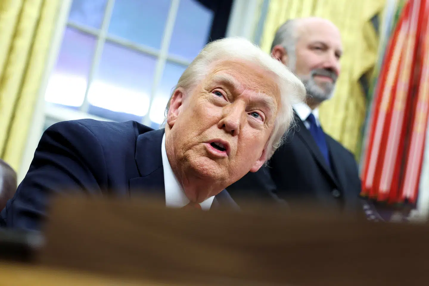 Donald Trump har mandag aften underskrevet dekreter, der indfører toldafgifter på import af stål og aluminium i USA.