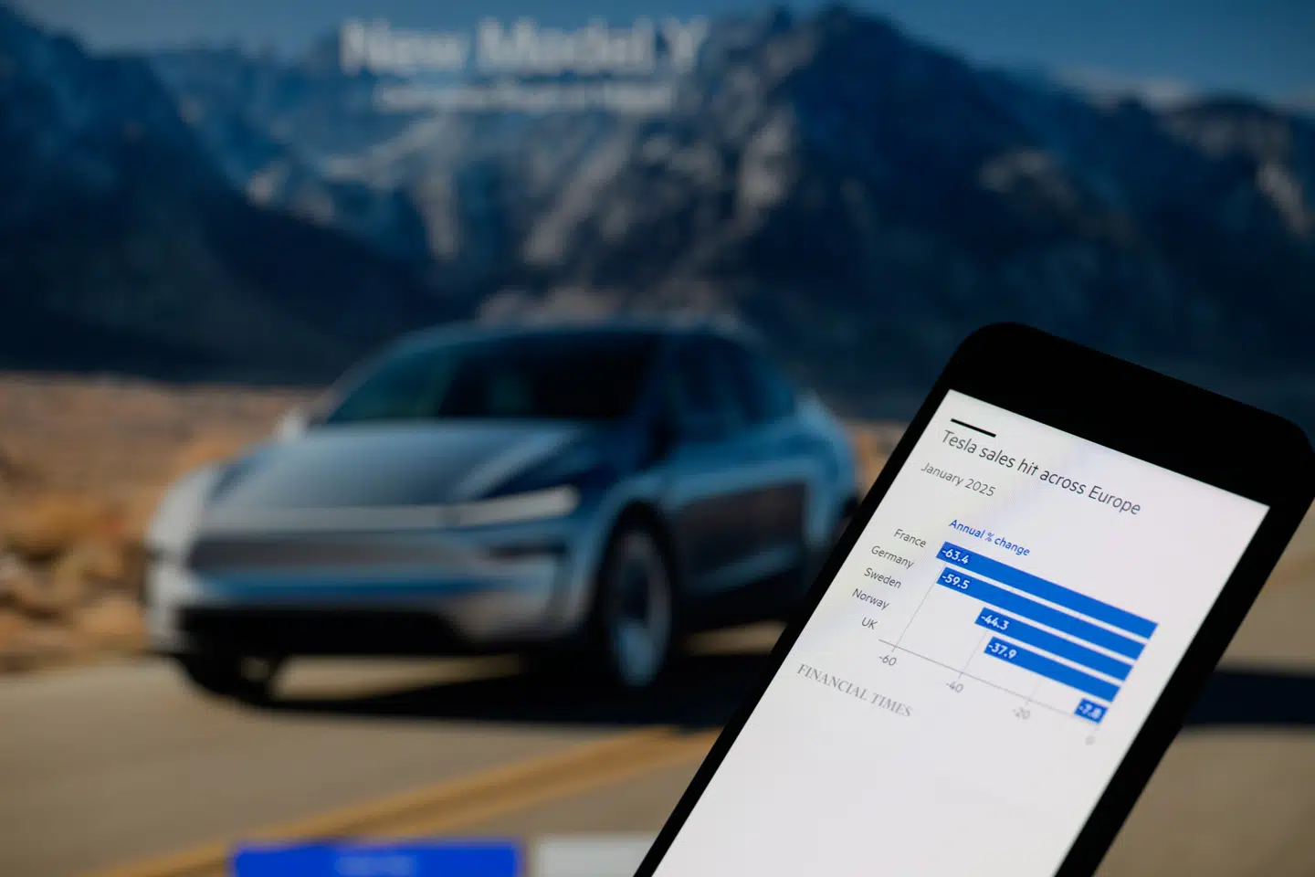 Tesla-salget er gået markant tilbage på mange af de helt store bilmarkeder i verden. Det koster storejer og topchef Elon Musk gigantiske summer, fordi aktiekursen fortsætter med at dykke.