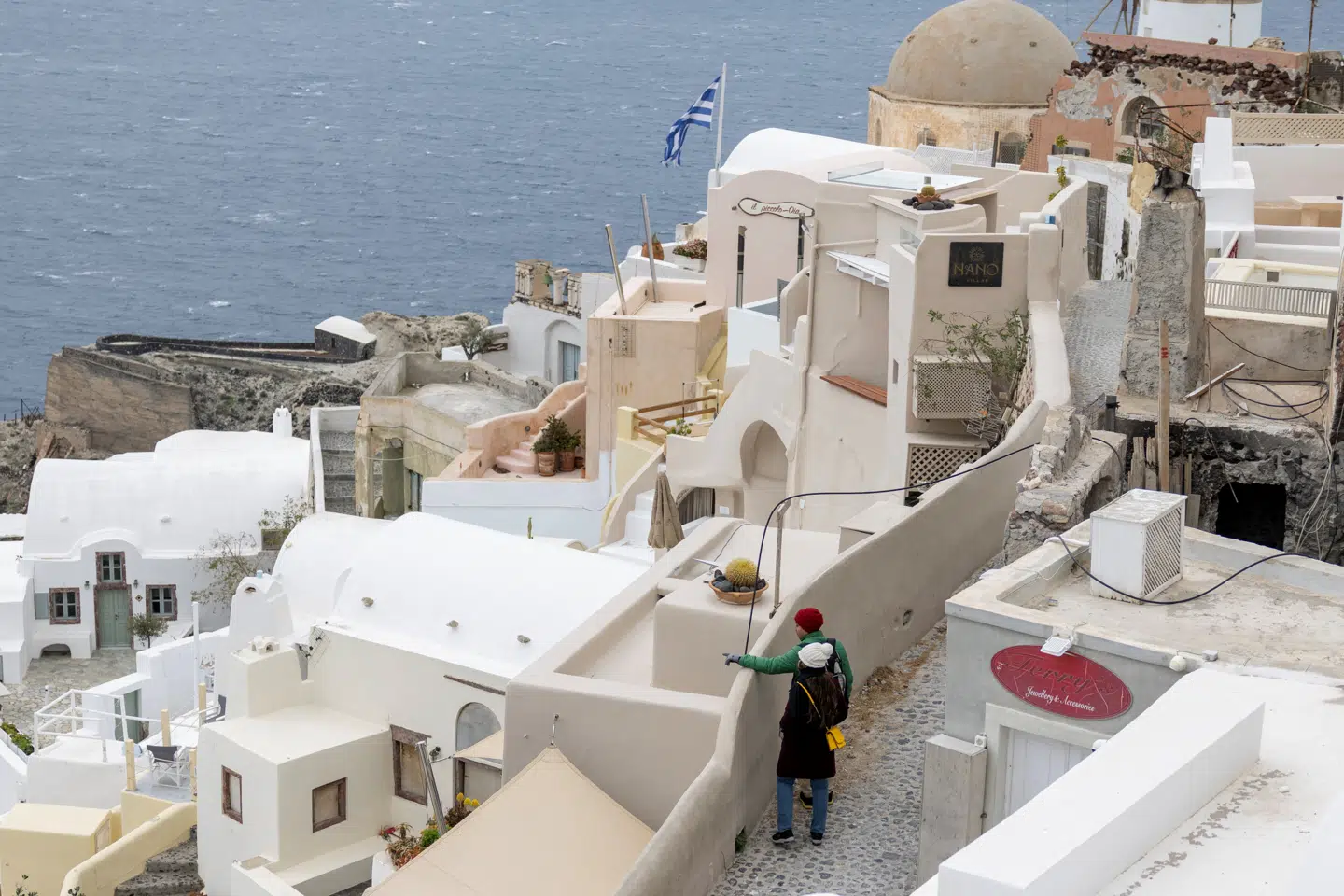 Efter flere dage med masser af mindre jordskælv i havet ud for Santorini, erklærede de græske myndigheder i sidste uge undtagelsestilstand på ferieøen.