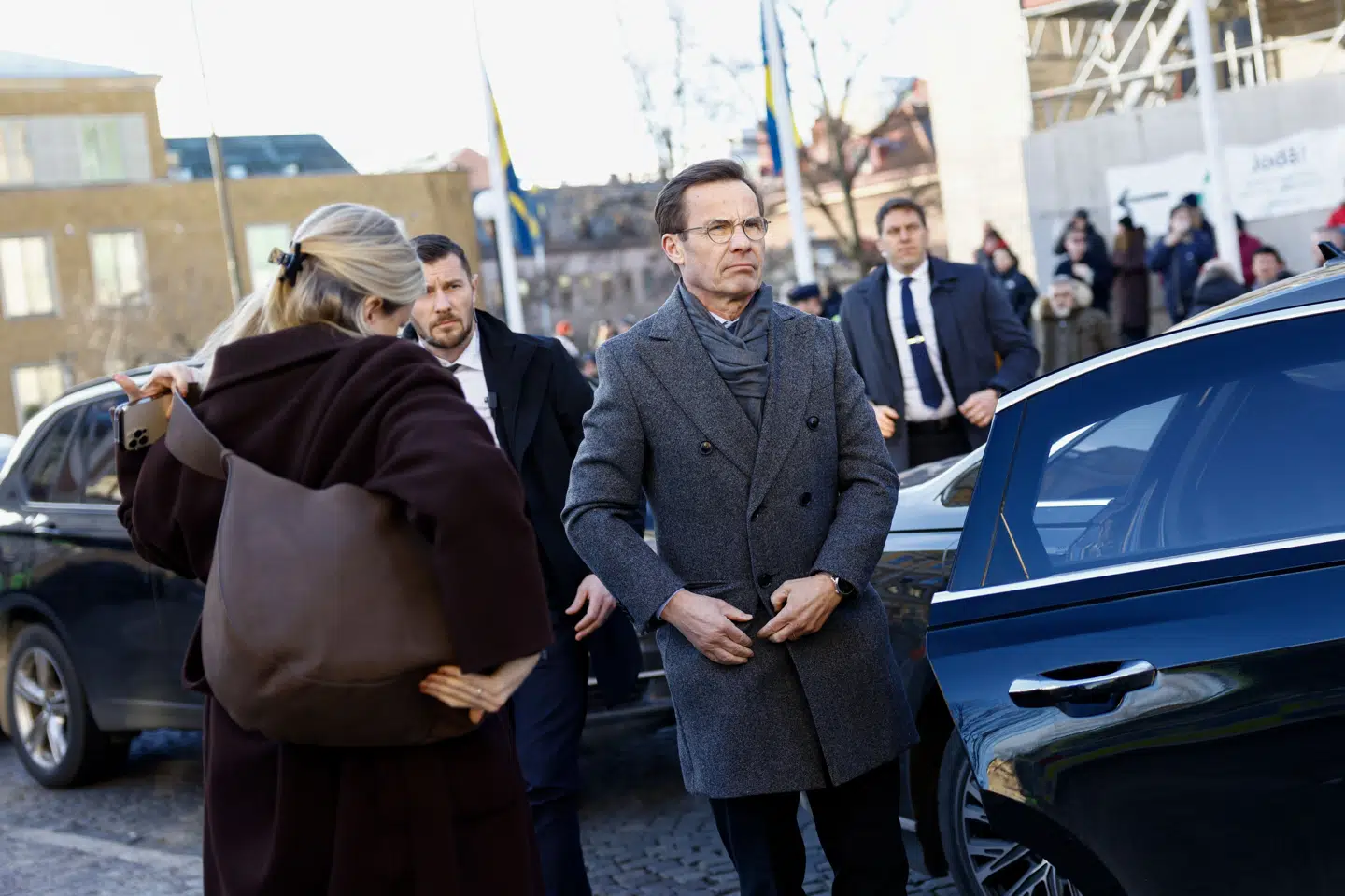 Flere politikere herunder statsminister Ulf Kristersson deltog i en mindehøjtidelighed på Stortorvet i Örebro for at mindes ofrene for masseskyderiet på Campus Risbergska.