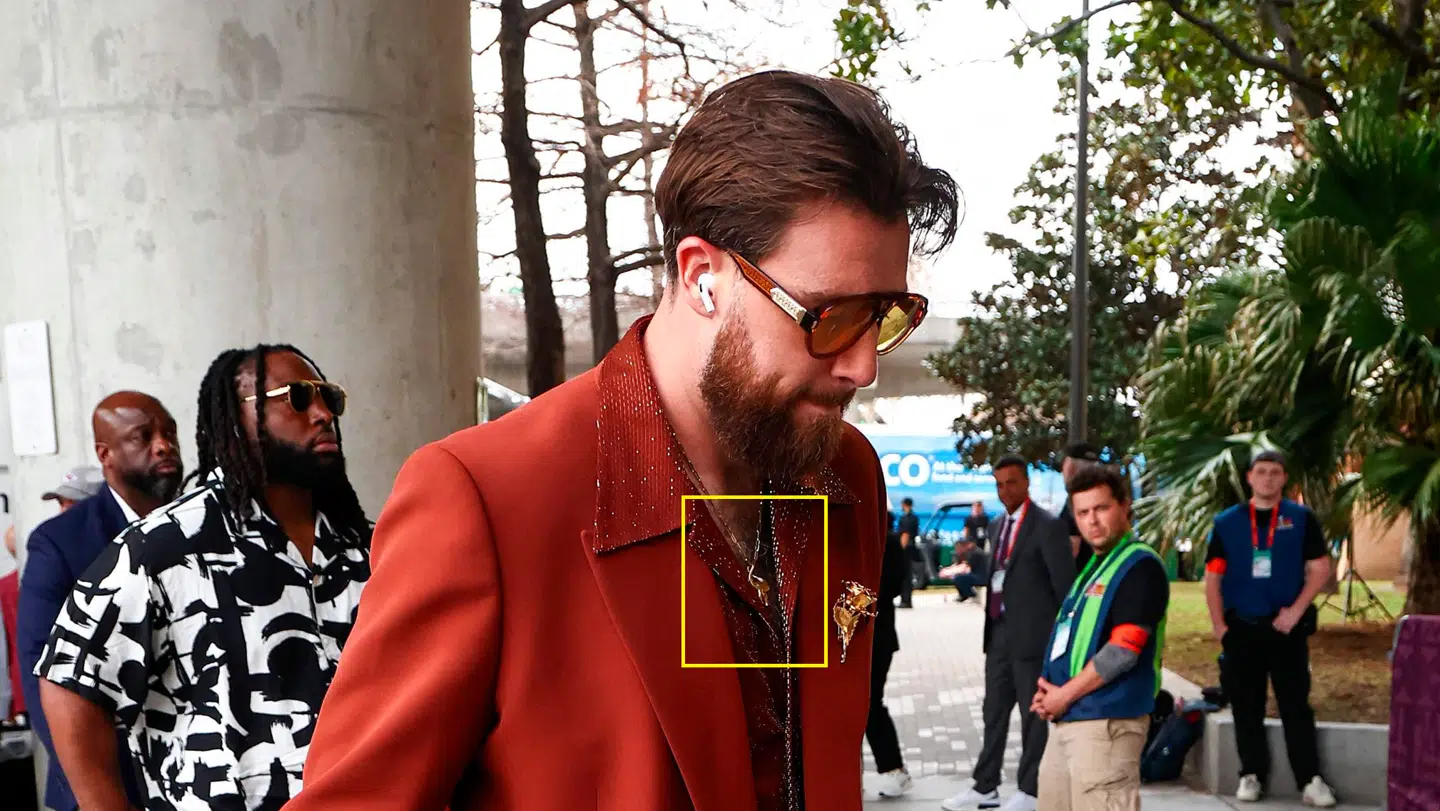 Travis Kelce havde, som det ses på billedet et vedhæng fra den danske smykkedesigner Ole Lynggaard på.