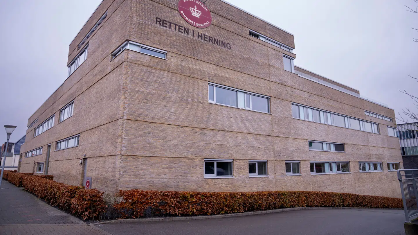 Den 31-årige mand er tiltalt her ved byretten i Herning for blandt andet otte voldtægter, vold og blufærdighedskrænkelser.