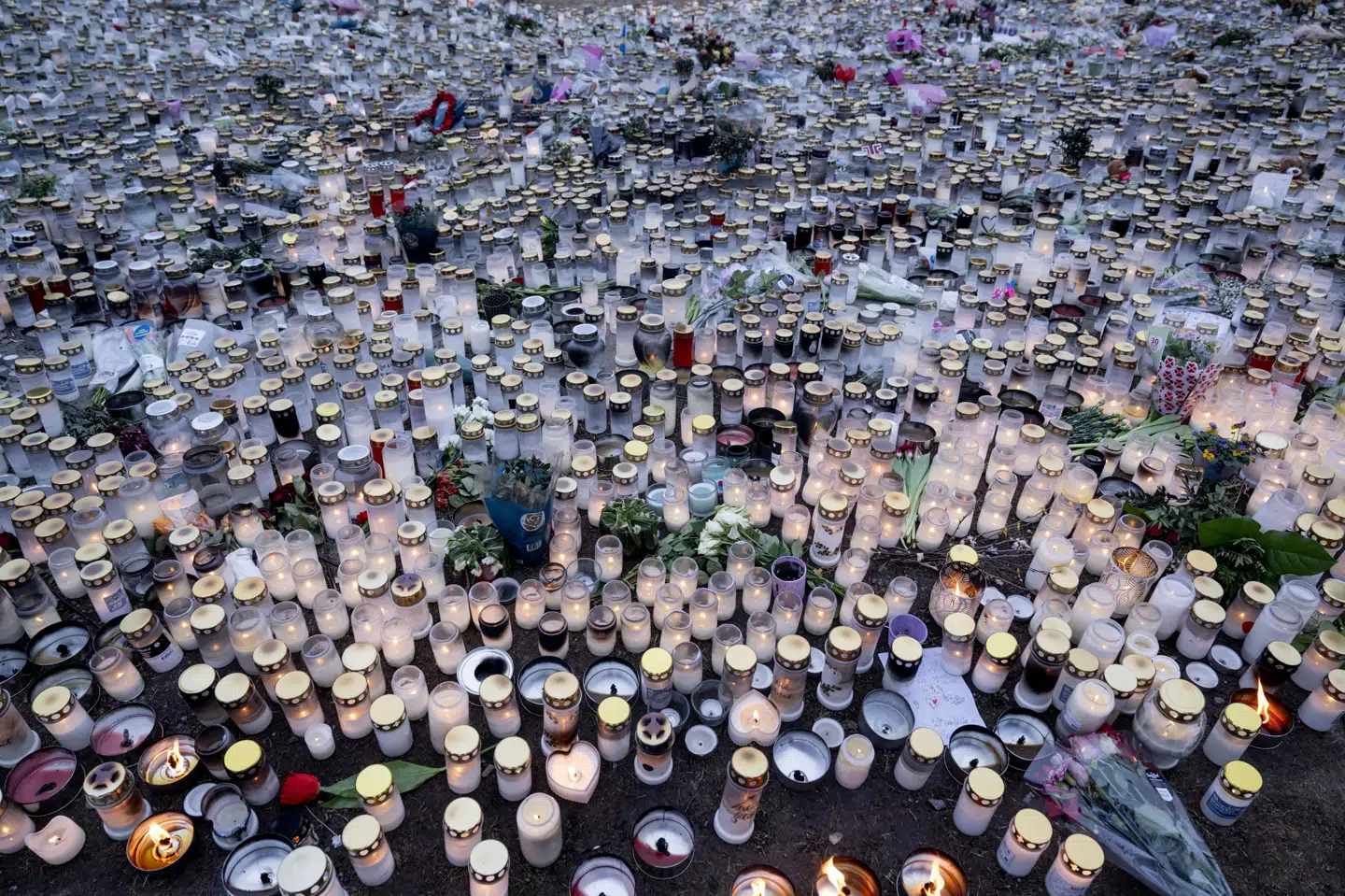 Der er blevet lagt blomster og lys ude foran Risbergska-skolen i Örebro efter masseskyderiet i sidste uge, hvor ti personer blev dræbt. (Arkivfoto).