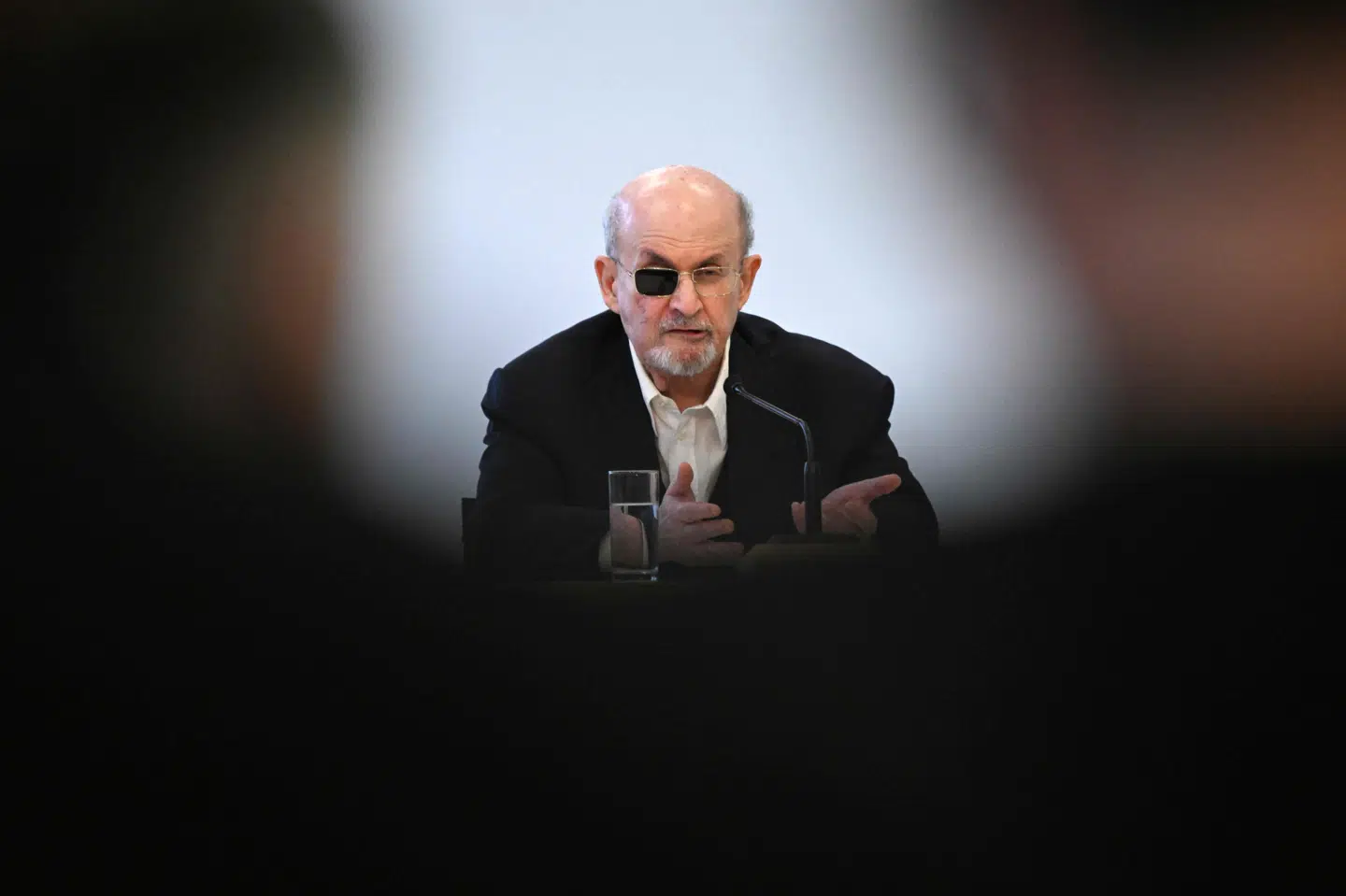 Den 77-årige forfatter Salman Rushdie har mistet synet på det ene øje efter overfald ved en forelæsning i 2022. Billedet her er fra en bogmesse i Frankfurt i oktober 2023. (Arkivfoto).