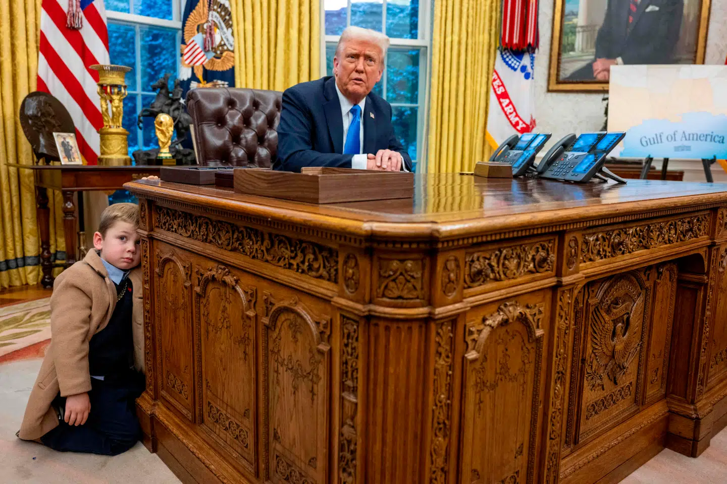 På et tidspunkt gled X Æ A-Xii på knæ ved Resolute Desk.