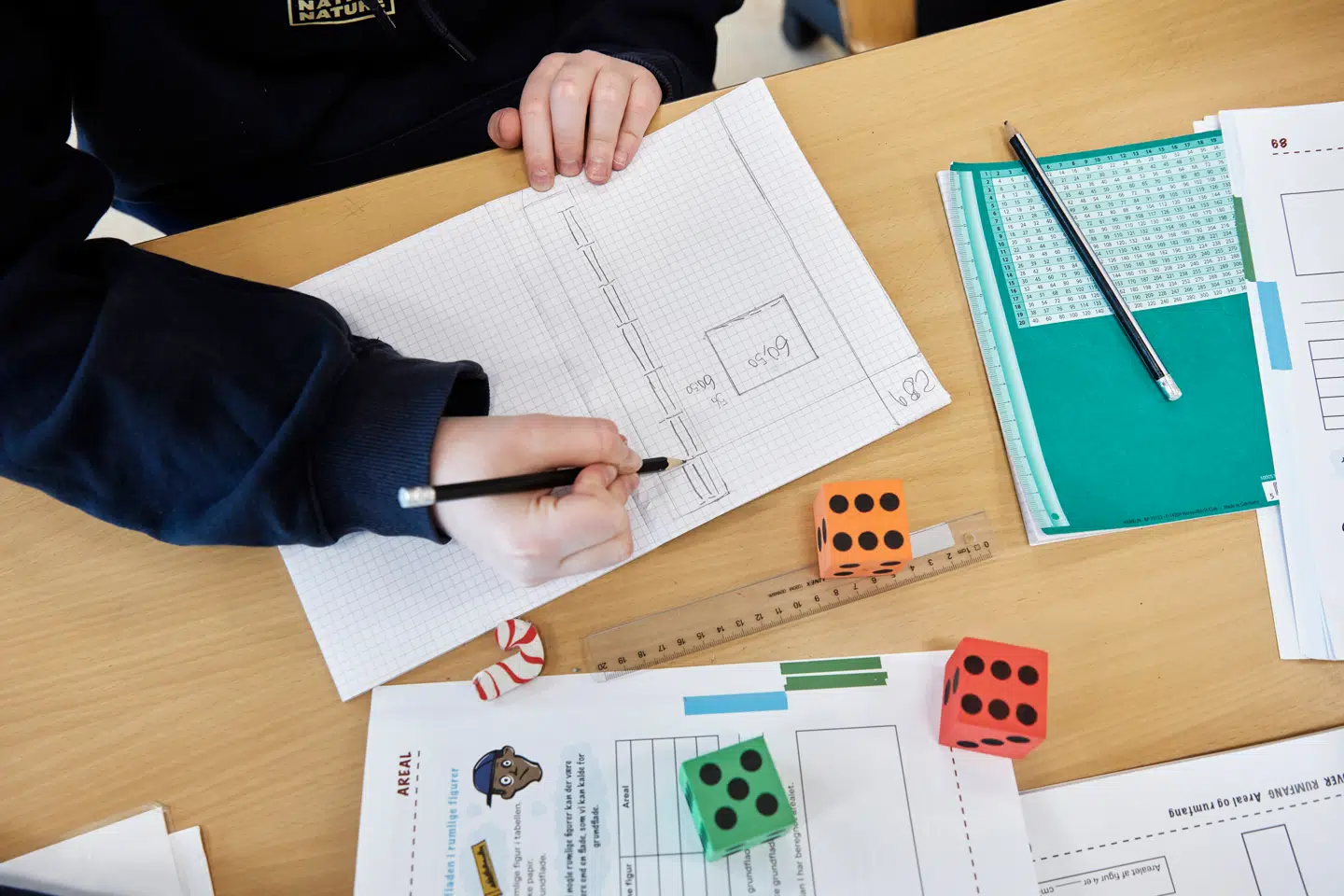 For at komme ind på en ungdomsuddannelse skal man bestå både dansk og matematik i 9. klasse. Erhvervsuddannelserne kræver et snit over 2, mens en gymnasial kræver et gennemsnit på minimum 5.