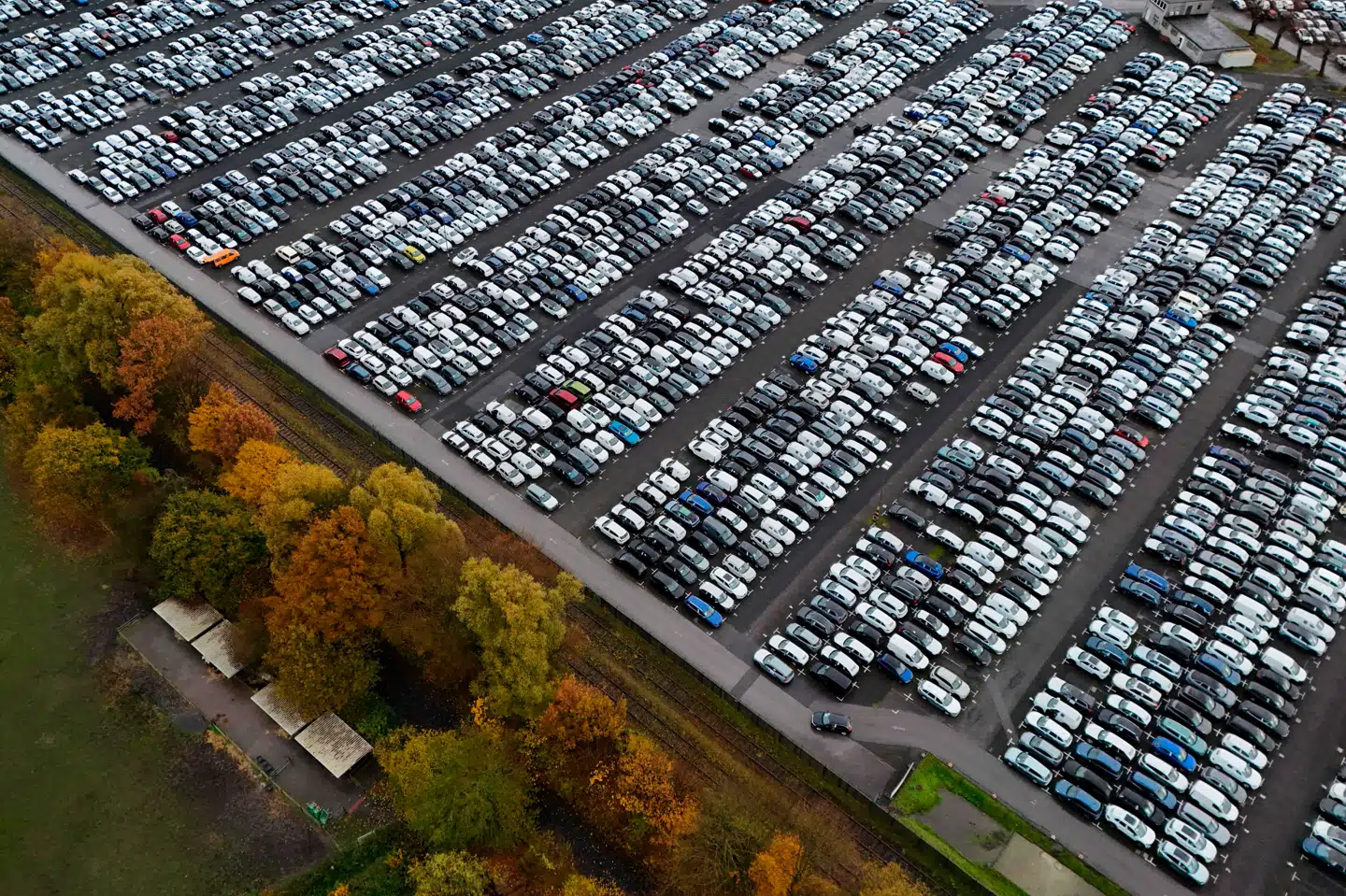 Et vue fra luften over nye, salgsklare biler i en terminal i Essen i det vestlige Tyskland.