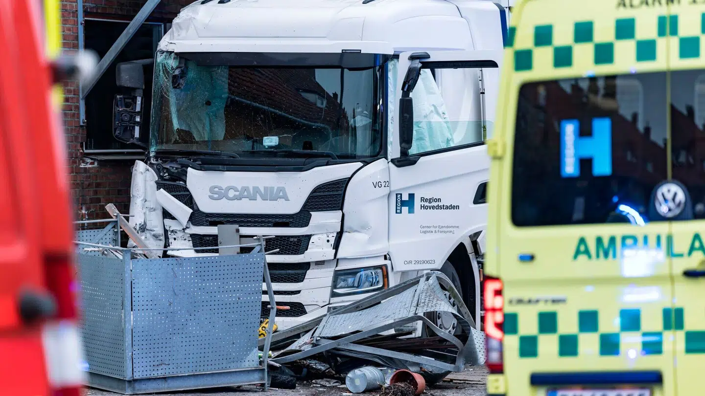 Lastbil påkører beboelsesejendom.